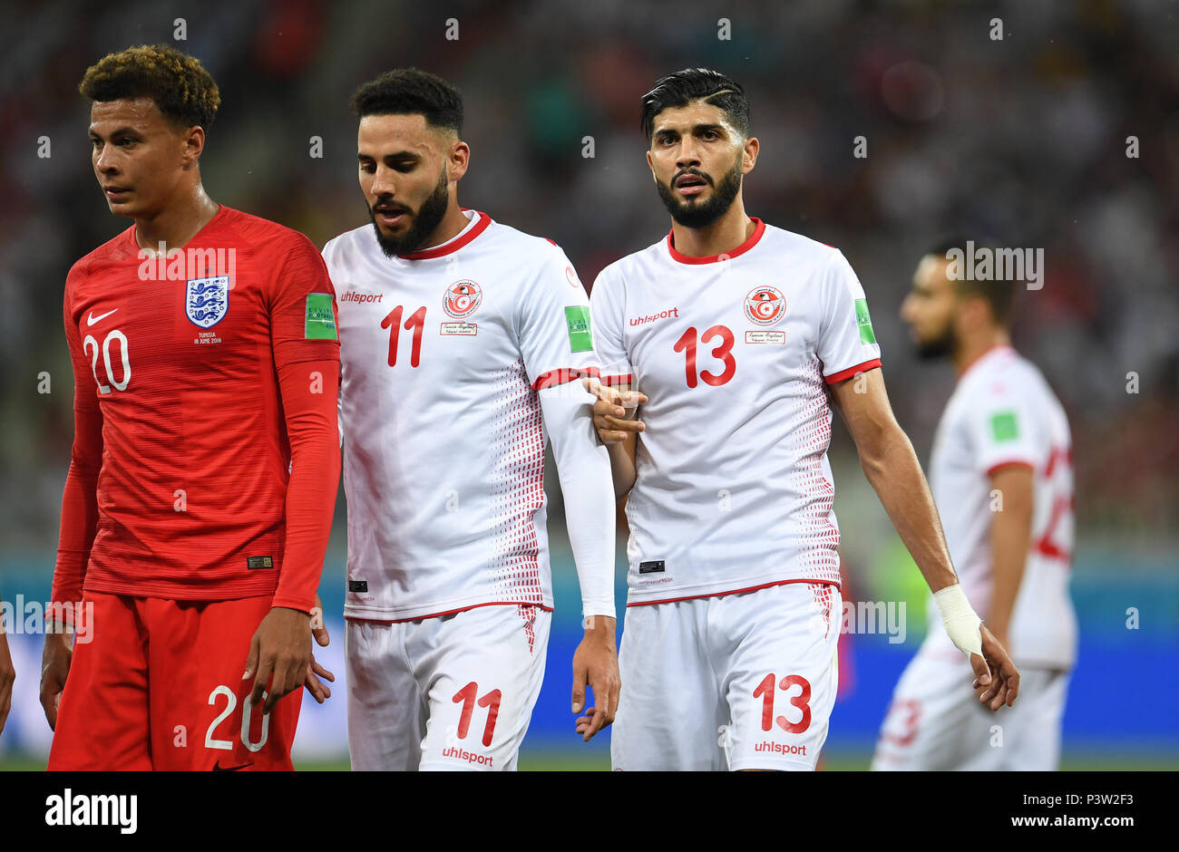 Volgograd, Russie. 18 Juin, 2018. Football : Coupe du monde, la Tunisie contre l'Angleterre, phase de groupe, groupe G, stade de Volgograd. L'Angleterre Alli Dele (L) ainsi que la Tunisie a Dylan Bronn (C) et Ferjani Sassi. Crédit : Andreas Gebert/dpa/Alamy Live News Banque D'Images