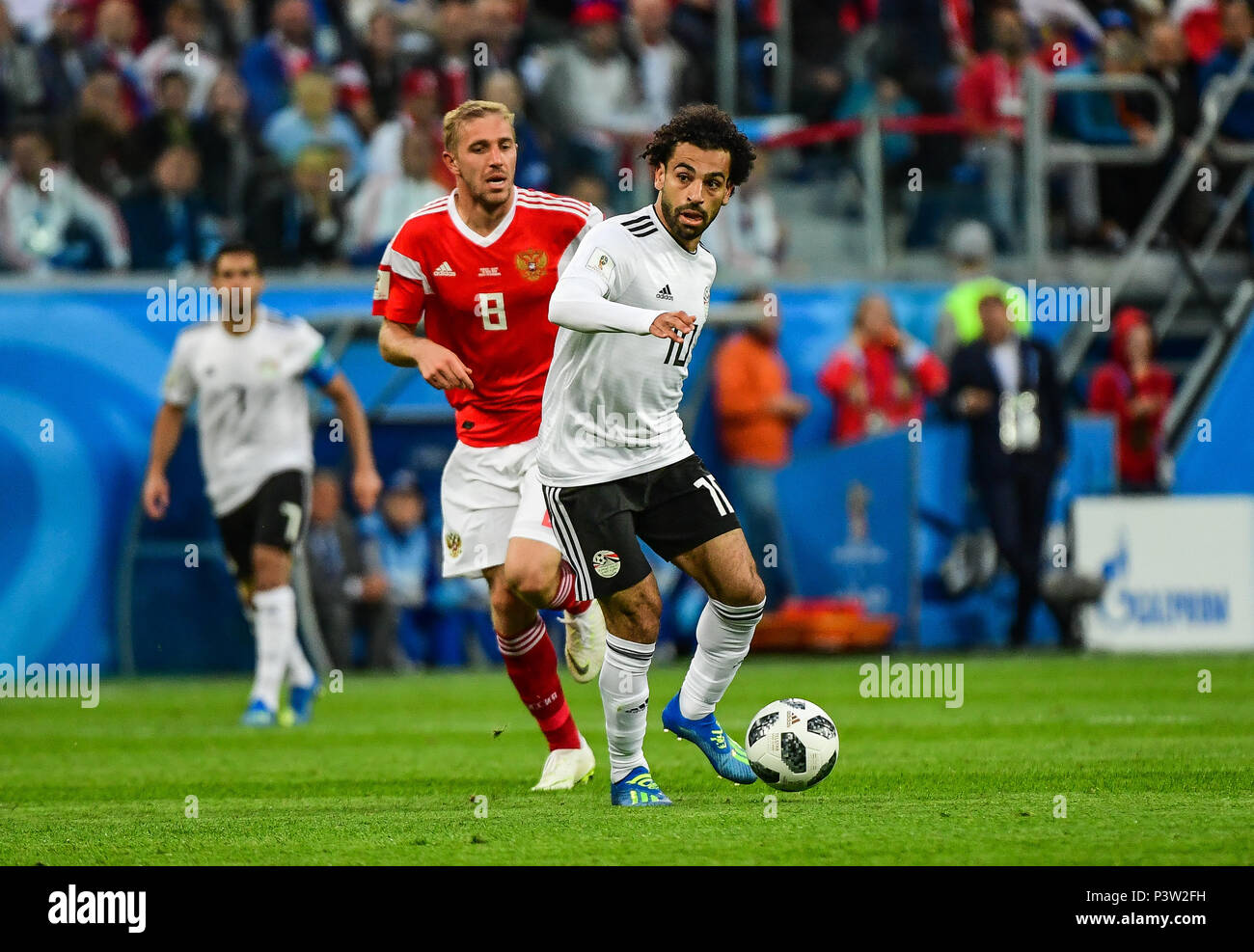 Stade de Saint-Pétersbourg, Saint-Pétersbourg, Russie. 19 Juin, 2018. FIFA Coupe du Monde de Football, le groupe A, la Russie par rapport à l'Égypte, Mohamed Salah de l'Égypte en passant par Iury Gazinsky de Russie : Action Crédit Plus Sport/Alamy Live News Banque D'Images