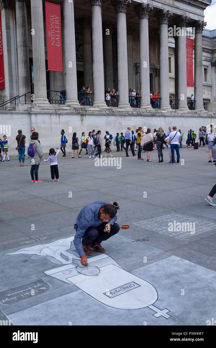 Londres, Royaume-Uni. 19 juin 2018. Joseph, un artiste de la chaussée à partir de la Slovaquie attire une dédicace à sa grand-mère qui est décédé en mars 2018. Il est l'un des nombreux artistes de la chaussée en face de la Galerie Nationale sur un après-midi ensoleillé. ©TimRing/Alamy Live News Banque D'Images