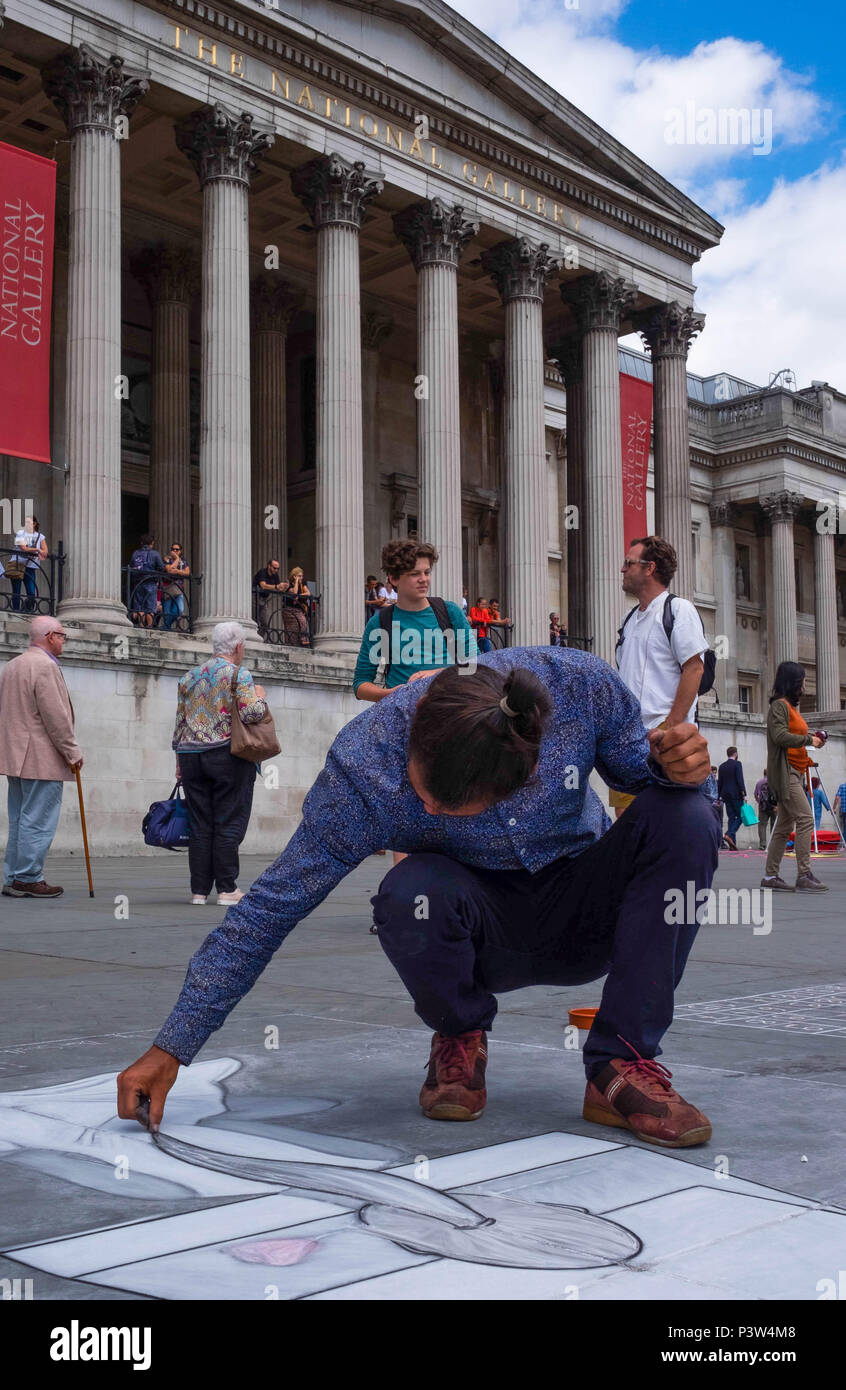 Londres, Royaume-Uni. 19 juin 2018. Joseph, un artiste de la chaussée à partir de la Slovaquie attire une dédicace à sa grand-mère qui est décédé en mars 2018. Il est l'un des nombreux artistes de la chaussée en face de la Galerie Nationale sur un après-midi ensoleillé. ©TimRing/Alamy Live News Banque D'Images