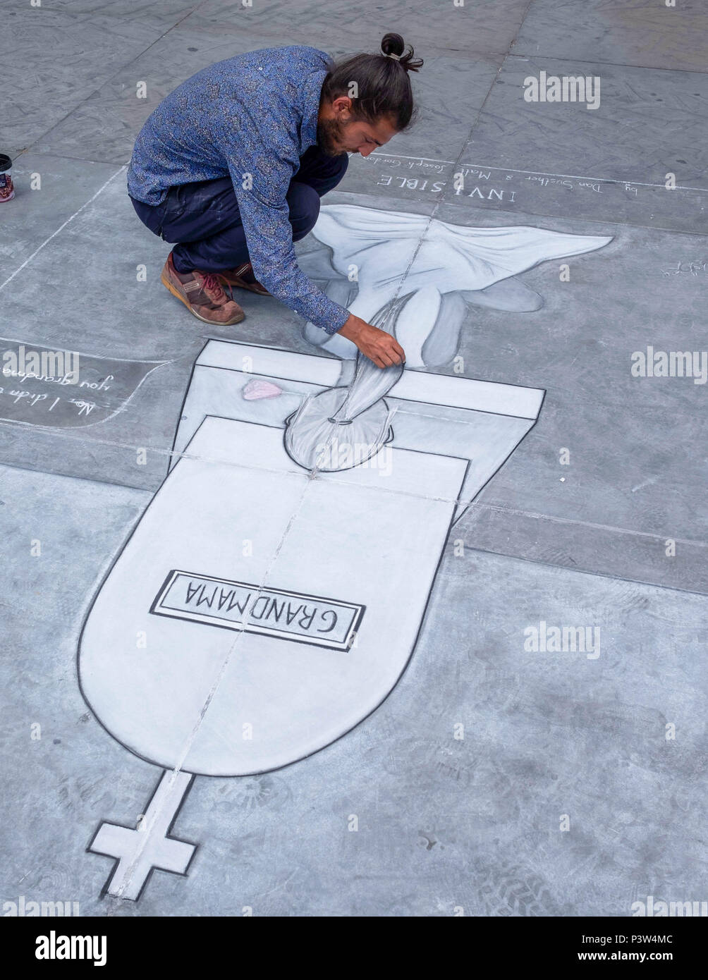 Londres, Royaume-Uni. 19 juin 2018. Joseph, un artiste de la chaussée à partir de la Slovaquie attire une dédicace à sa grand-mère qui est décédé en mars 2018. Il est l'un des nombreux artistes de la chaussée en face de la Galerie Nationale sur un après-midi ensoleillé. ©TimRing/Alamy Live News Banque D'Images