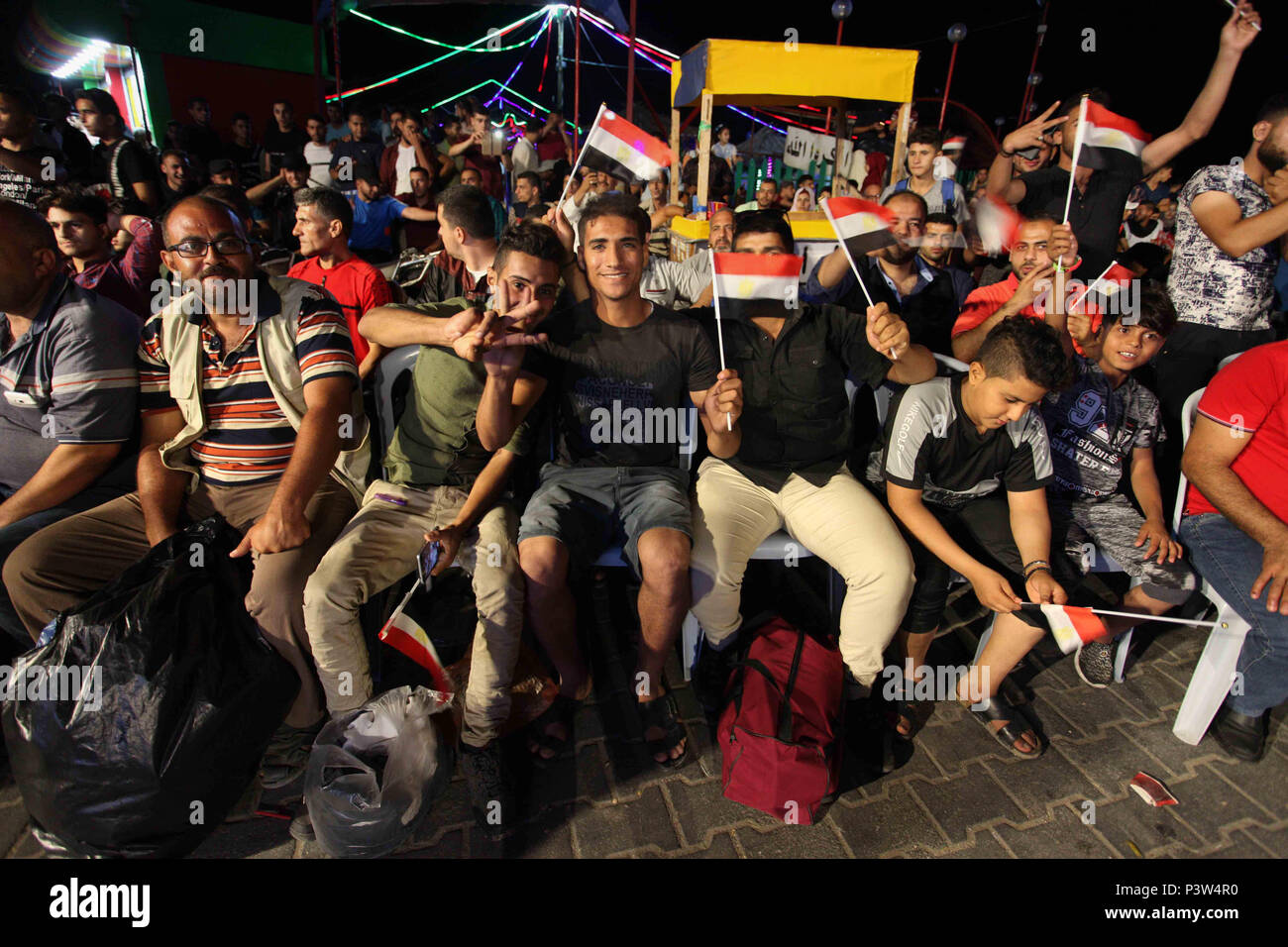 La ville de Gaza, bande de Gaza, territoire palestinien. 19 Juin, 2018. Les Palestiniens de les visionner sur un grand écran la Russie Coupe du Monde 2018 Groupe d'un match de football entre la Russie et l'Egypte à port maritime de la ville de Gaza le 19 juin 2018. La Russie a gagné 3-1 Crédit : Mahmoud Ajour/APA/Images/fil ZUMA Alamy Live News Banque D'Images