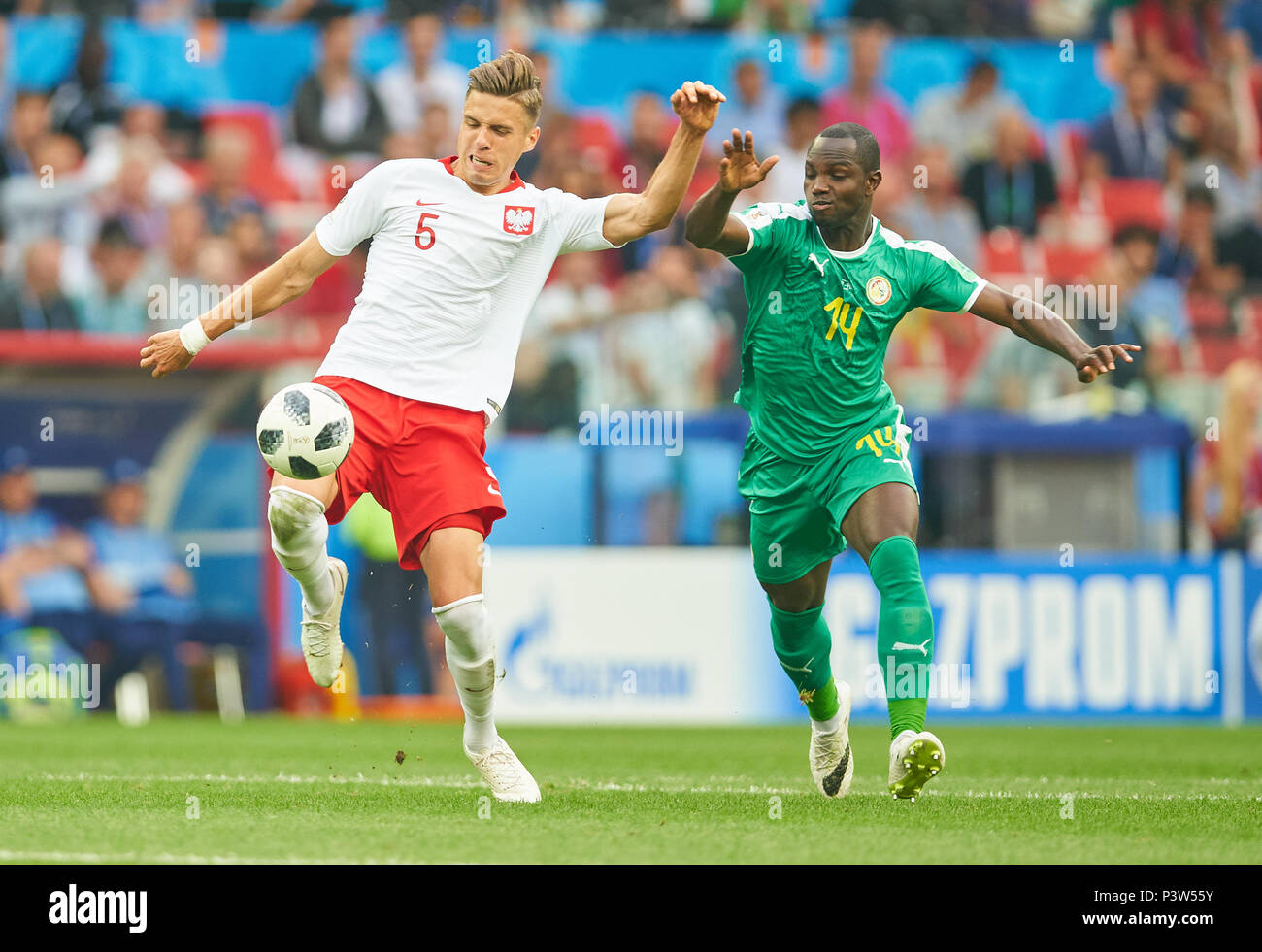 Moscou, Russie. 19 Jun, 2018. Pologne- Sénégal, Soccer, Moscou, le 19 juin 2018, Jan BEDNAREK POL 5 concurrence pour la balle, s'attaquer, duel, un en-tête contre Moussa KONATE, le Sénégal Nr.14 POLOGNE - SÉNÉGAL 1-2 Coupe du Monde FIFA Football 2018 en Russie, la saison 2018/2019, le 19 juin 2018 S p a r t a k Stadium de Moscou, Russie. © Peter Schatz / Alamy Live News Banque D'Images