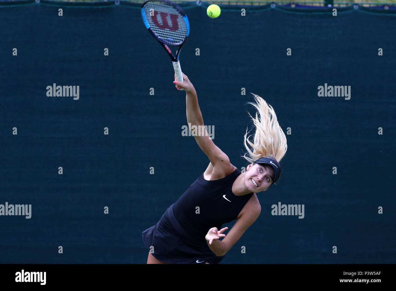 Birmingham, UK. 19 Jun, 2018. Océane Dodin de France en action au cours de son match contre l'Ashleigh Barty de l'Australie.Nature Valley Classic 2018, International Women's tennis, jour 2 à l'Edgbaston Priory Club à Birmingham, en Angleterre, le mardi 19 juin 2018. Photos par Andrew Verger/Alamy Live News Banque D'Images