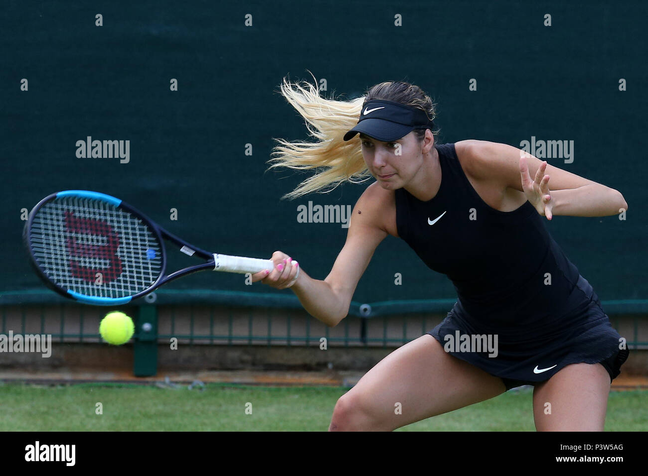 Birmingham, UK. 19 Jun, 2018. Océane Dodin de France en action au cours de son match contre l'Ashleigh Barty de l'Australie.Nature Valley Classic 2018, International Women's tennis, jour 2 à l'Edgbaston Priory Club à Birmingham, en Angleterre, le mardi 19 juin 2018. Photos par Andrew Verger/Alamy Live News Banque D'Images