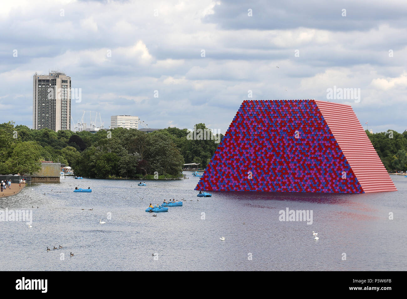 Hyde Park, London, UK. 19 Jun, 2018. Christo et Jeanne Claude's Floating 20 mètres de haut de ses sculptures en serpentine de 7 506 barils, pèse 650 tonnes., Le mastaba de Londres, Serpentine Lake, Hyde Park, London, UK, 19 juin 2018, photo de Richard Goldschmidt : Riche de crédit Gold/Alamy Live News Banque D'Images