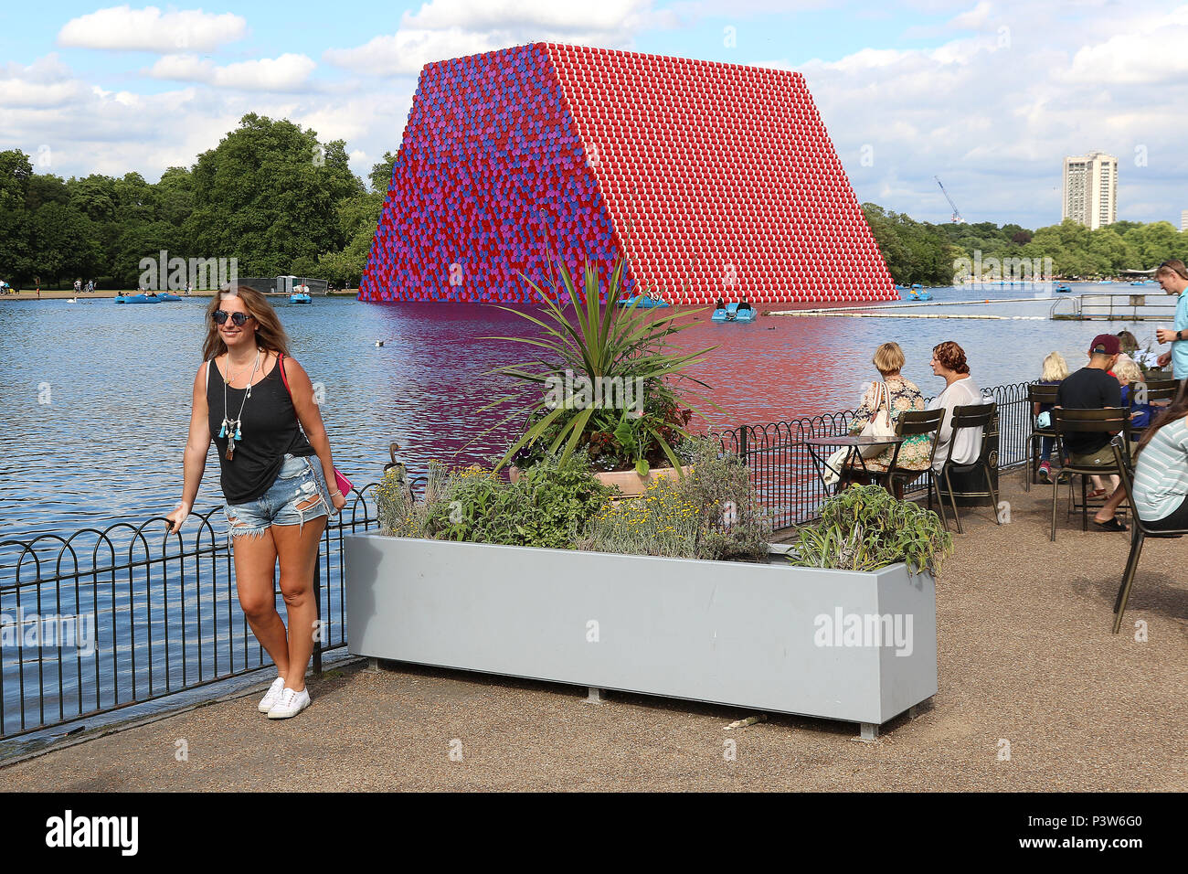 Hyde Park, London, UK. 19 Jun, 2018. Christo et Jeanne Claude's Floating 20 mètres de haut de ses sculptures en serpentine de 7 506 barils, pèse 650 tonnes., Le mastaba de Londres, Serpentine Lake, Hyde Park, London, UK, 19 juin 2018, photo de Richard Goldschmidt : Riche de crédit Gold/Alamy Live News Banque D'Images