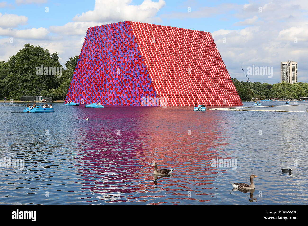 Hyde Park, London, UK. 19 Jun, 2018. Christo et Jeanne Claude's Floating 20 mètres de haut de ses sculptures en serpentine de 7 506 barils, pèse 650 tonnes., Le mastaba de Londres, Serpentine Lake, Hyde Park, London, UK, 19 juin 2018, photo de Richard Goldschmidt : Riche de crédit Gold/Alamy Live News Banque D'Images