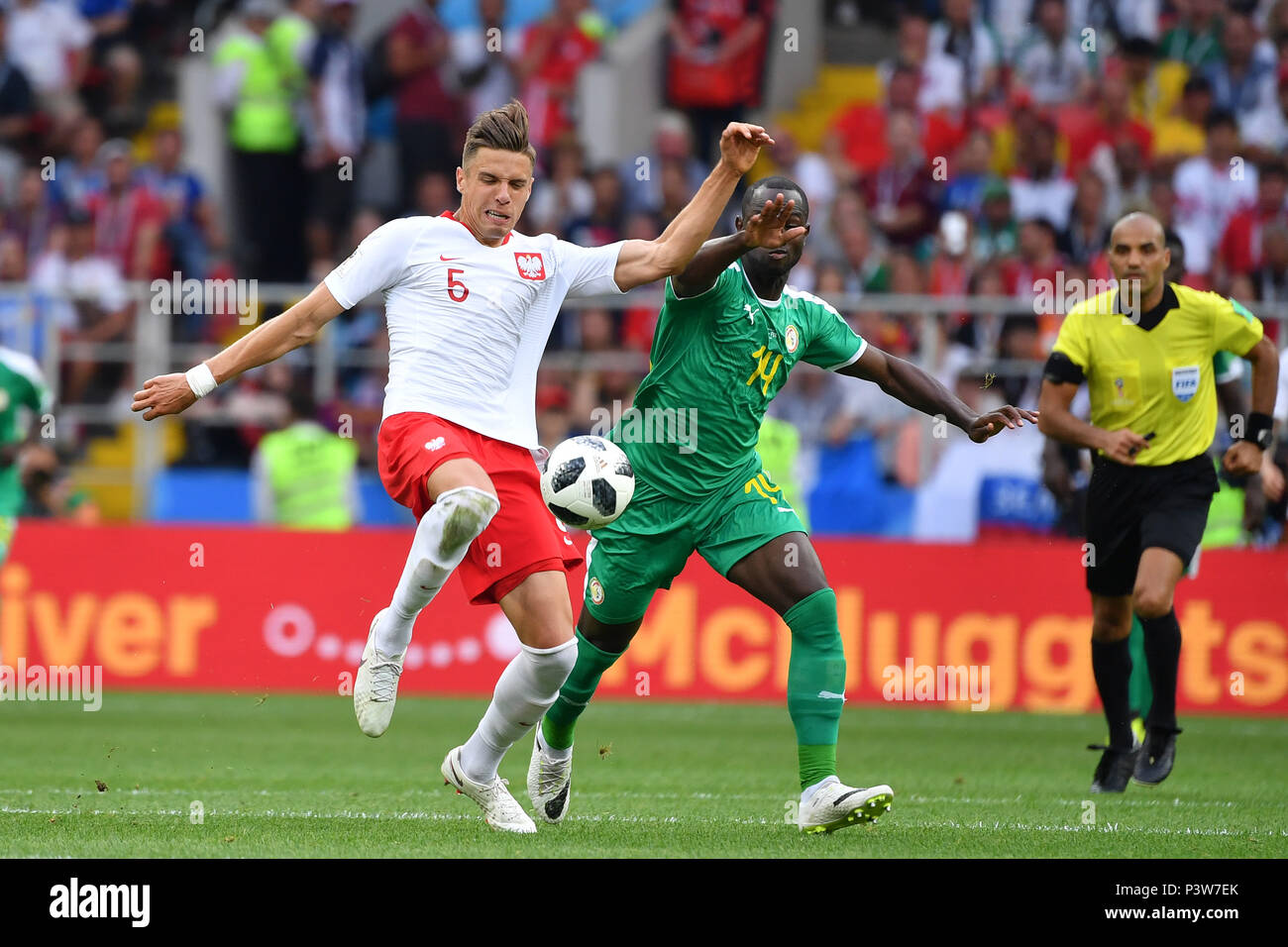 Jan BEDNAREK (POL), action, les duels contre Moussa KONATE (SEN). Pologne (POL) -Sénégal (SEN) 1-2, premier tour, Groupe H, match 15, le 19.06.2018 à Moscou, Spartak Stadium Coupe du Monde de Football 2018 en Russie à partir de la 14.06. - 15.07.2018. Dans le monde d'utilisation | Banque D'Images