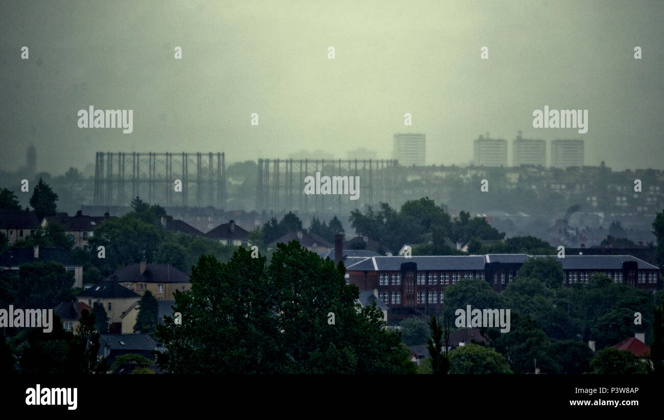 Glasgow, Scotland, UK 20 juin. Météo France : Songe d'approches et de temps froid brouillard humide d'automne comme seuls les maisons de banlieue Knightswood sont totalement visible devant la Kelvinside gazomètres et les tours de maryhill alors que la ville est invisible sous le brouillard et la pluie dans la distance, Gérard Ferry/Alamy news Crédit : Gérard ferry/Alamy Live News Banque D'Images