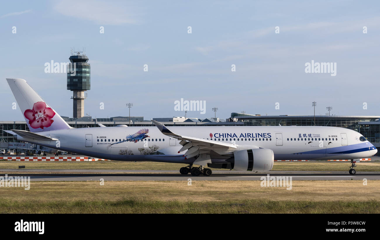 Richmond, Colombie-Britannique, Canada. 17 Juin, 2018. Un China Airlines Airbus A350-900 (B-18908) extra wide body avion de ligne à l'atterrissage à l'Aéroport International de Vancouver. Credit : Bayne Stanley/ZUMA/Alamy Fil Live News Banque D'Images