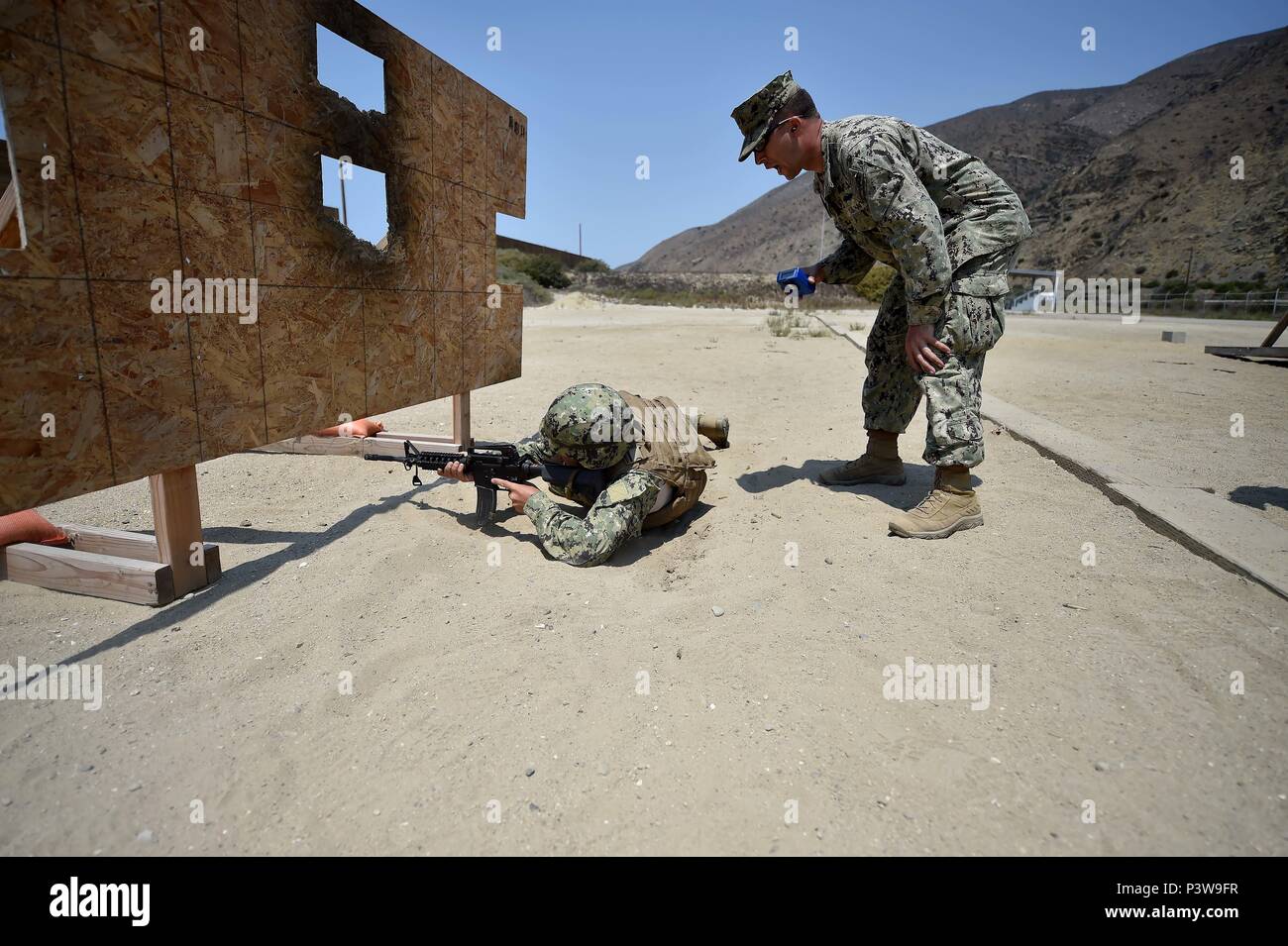 160729-N-WA PORT HUENEME189-157, Californie (Juillet 28, 2016) - Opérateur de l'équipement 1ère classe Daniel Sullivan administre un cours de qualification des armes à feu de catégorie III à un joint à Seabee Mobile Naval Construction Battalion (NMCB) 5 participe à une catégorie III Cours de qualification d'épaule avant de partir pour un déploiement. 5 Les commandants de combat NMCB fournit et commandants de composante marine avec des combattants prêts au combat capable d'ingénierie, de construction et de génie de combat limitée dans toute la gamme des opérations militaires. (U.S. Photo de la marine par la communication de masse Speci Banque D'Images