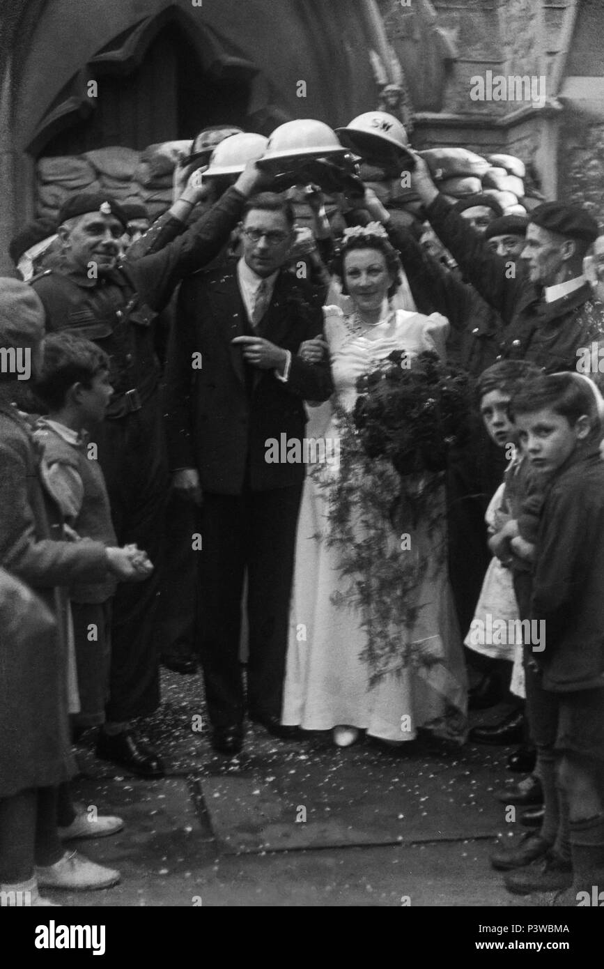 La photographie de mariage avec les mariés avec le Raid Aérien (ARP) Patrouille Maidstone Direction générale. Cette image a été prise pendant les années 1940 à Maidstone Banque D'Images