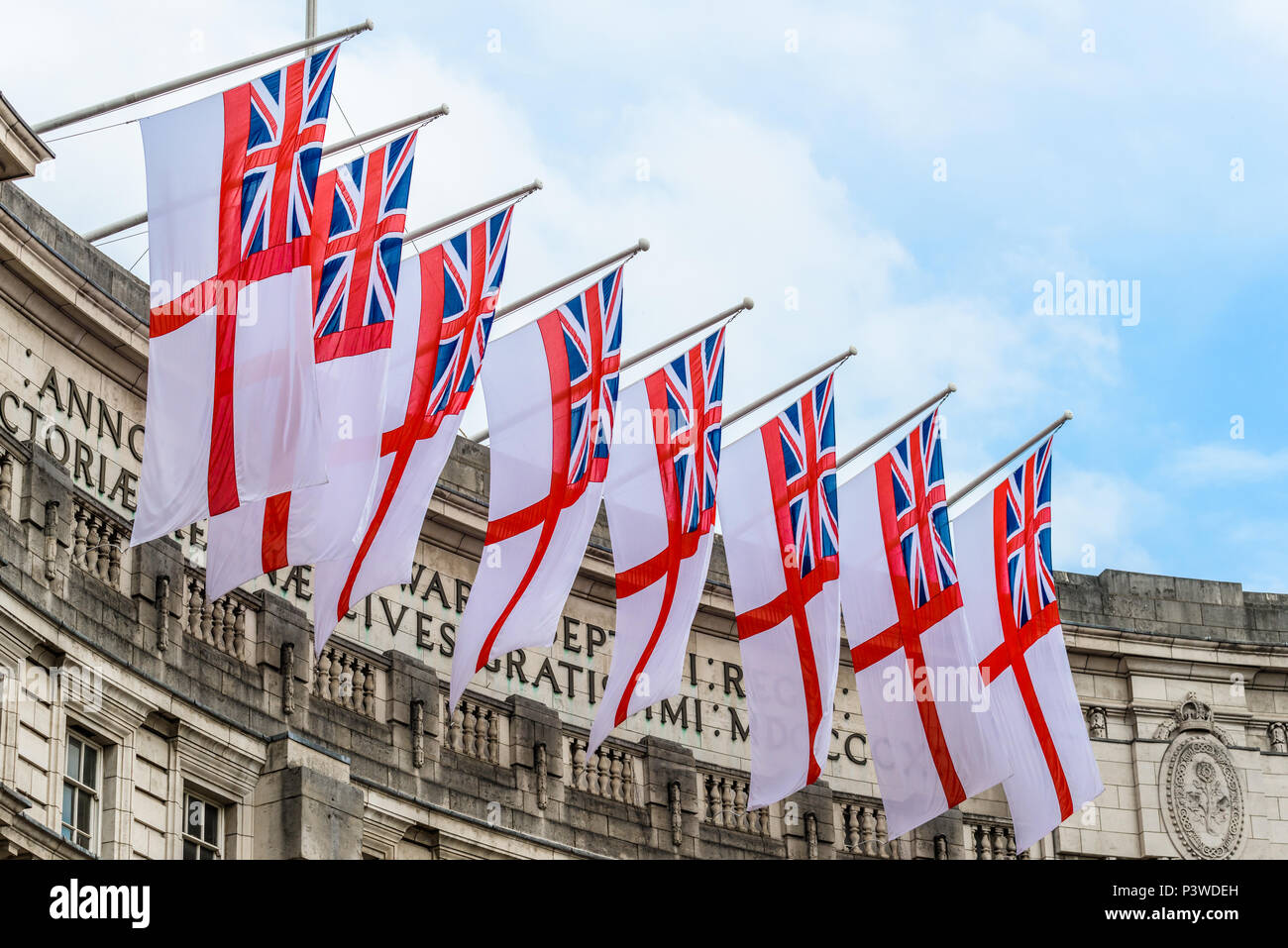 Les drapeaux britanniques et français, l'Union Jack et St George, battant de l'Admiralty Arch sur le Mall, Londres, Angleterre, pour célébrer l'anniversaire de la reine. Banque D'Images