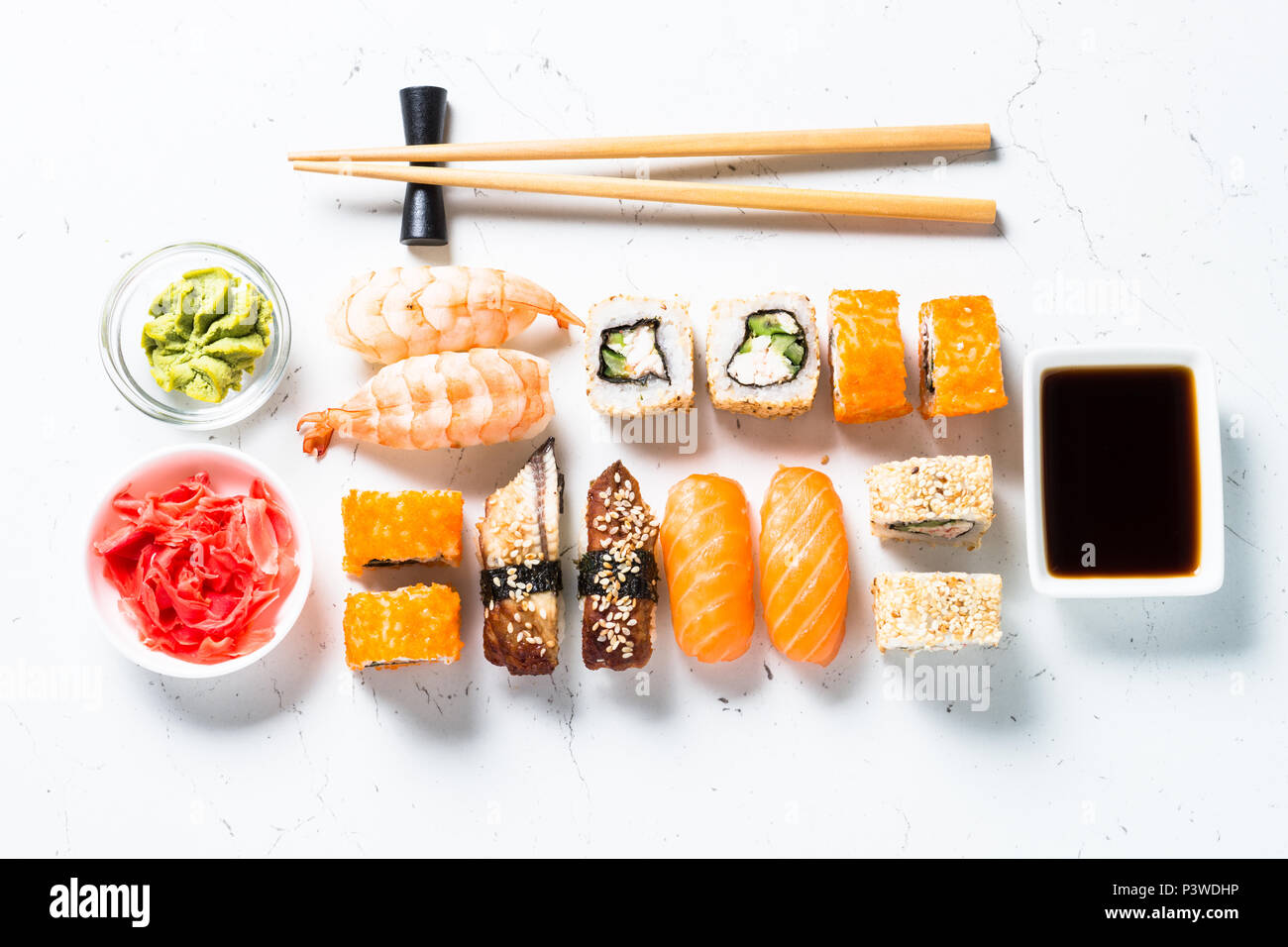 Sushi et sushi roll set sur fond blanc. Cuisine asiatique traditionnelle. Vue d'en haut. Banque D'Images