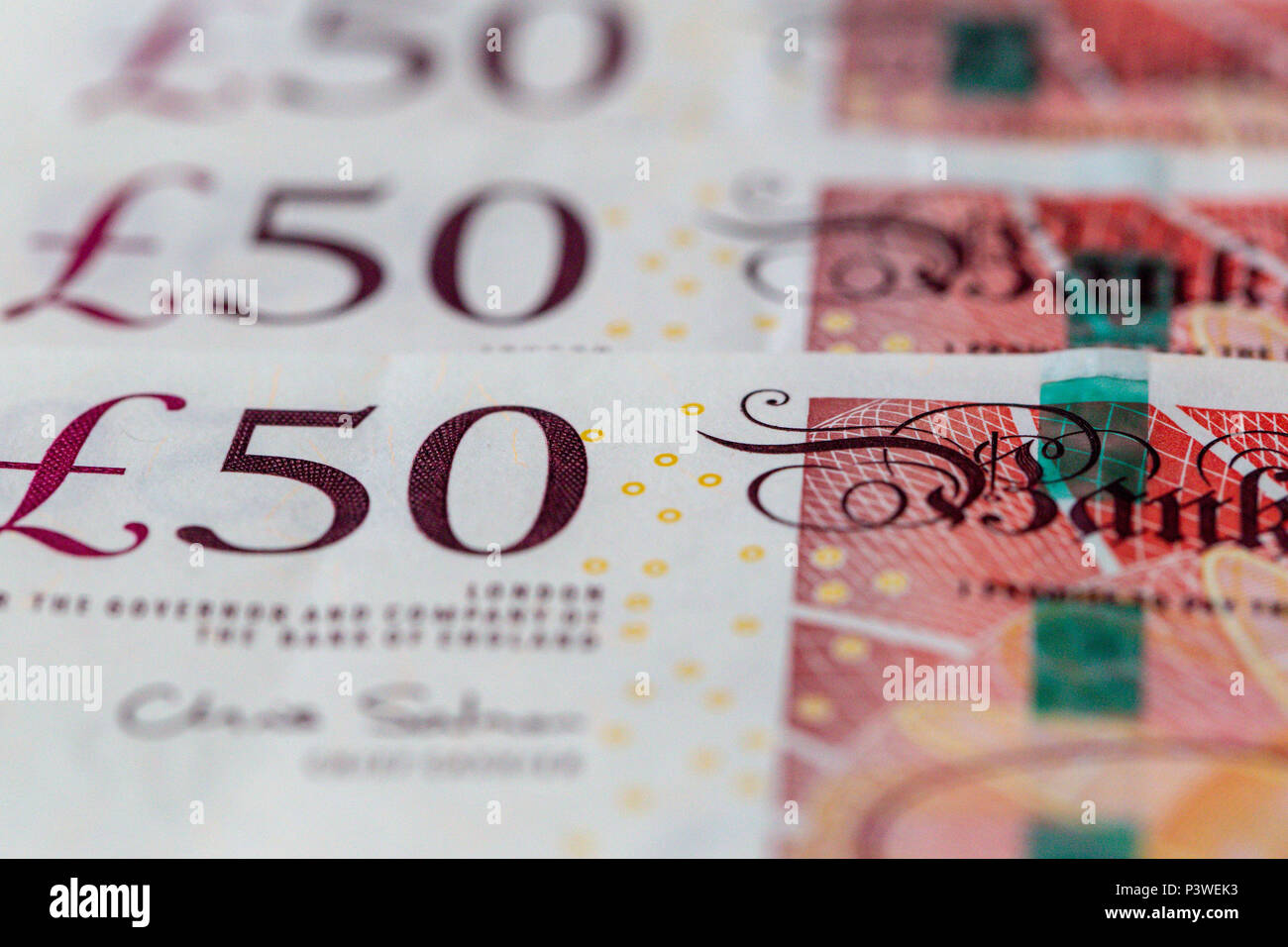 Fond d'une rangée de cinquante UK Pound sterling billets de banque Banque D'Images