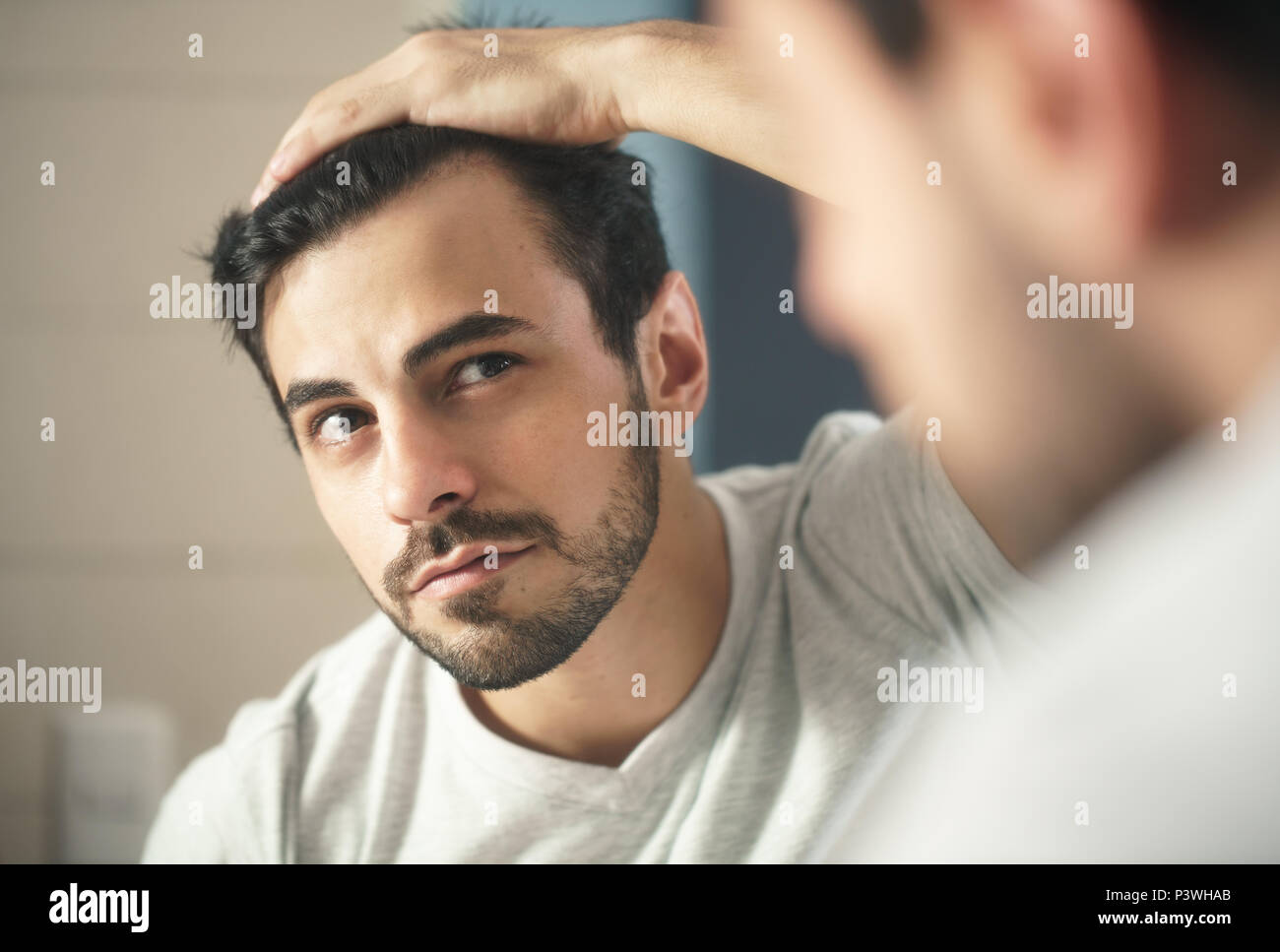 L'homme inquiet pour l'alopécie cheveux perte de contrôle Banque D'Images