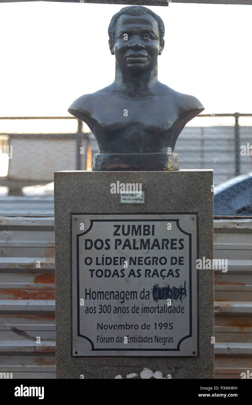 BRASÍLIA, DF - 12.04.2016 : BUSTO de Vista - Zumbi dos Palmares de busto de Zumbi dos Palmares, em frente ao Setor de Diversões Sul, em Brasília. (Foto : Beto Barata / Fotoarena) Banque D'Images