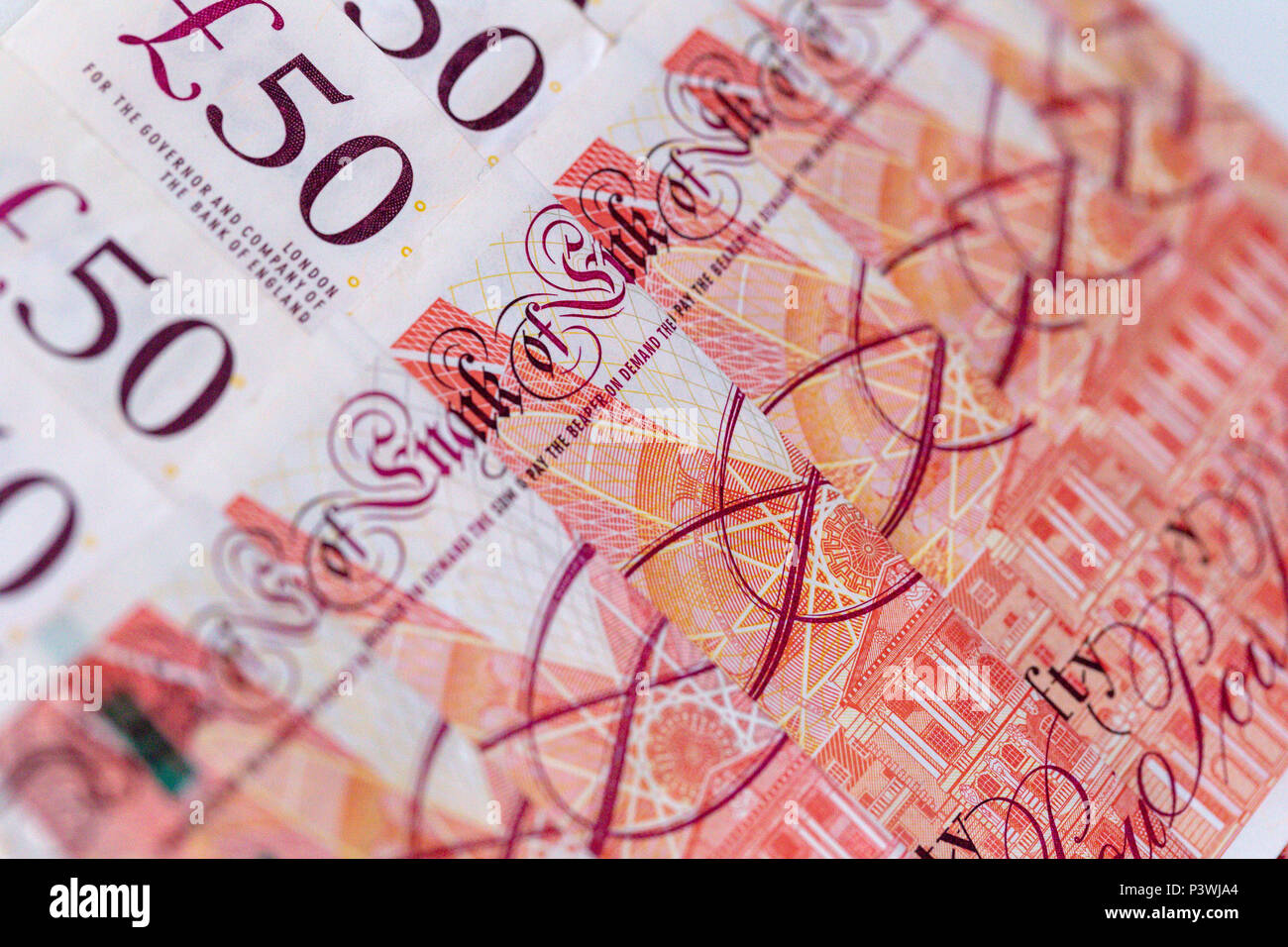 Fond d'une rangée de cinquante UK Pound sterling billets de banque Banque D'Images