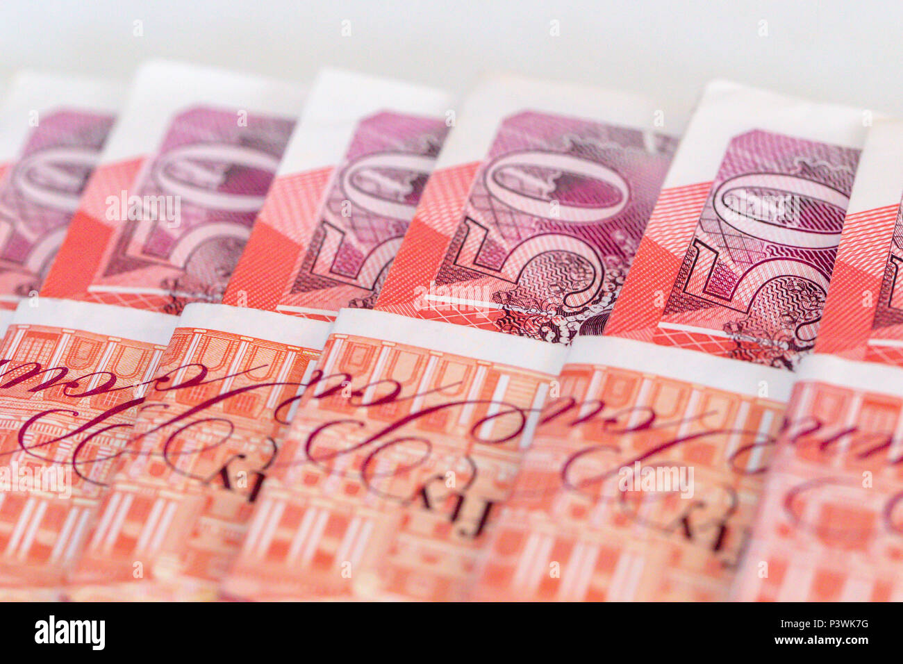 Fond d'une rangée de cinquante UK Pound sterling billets de banque Banque D'Images