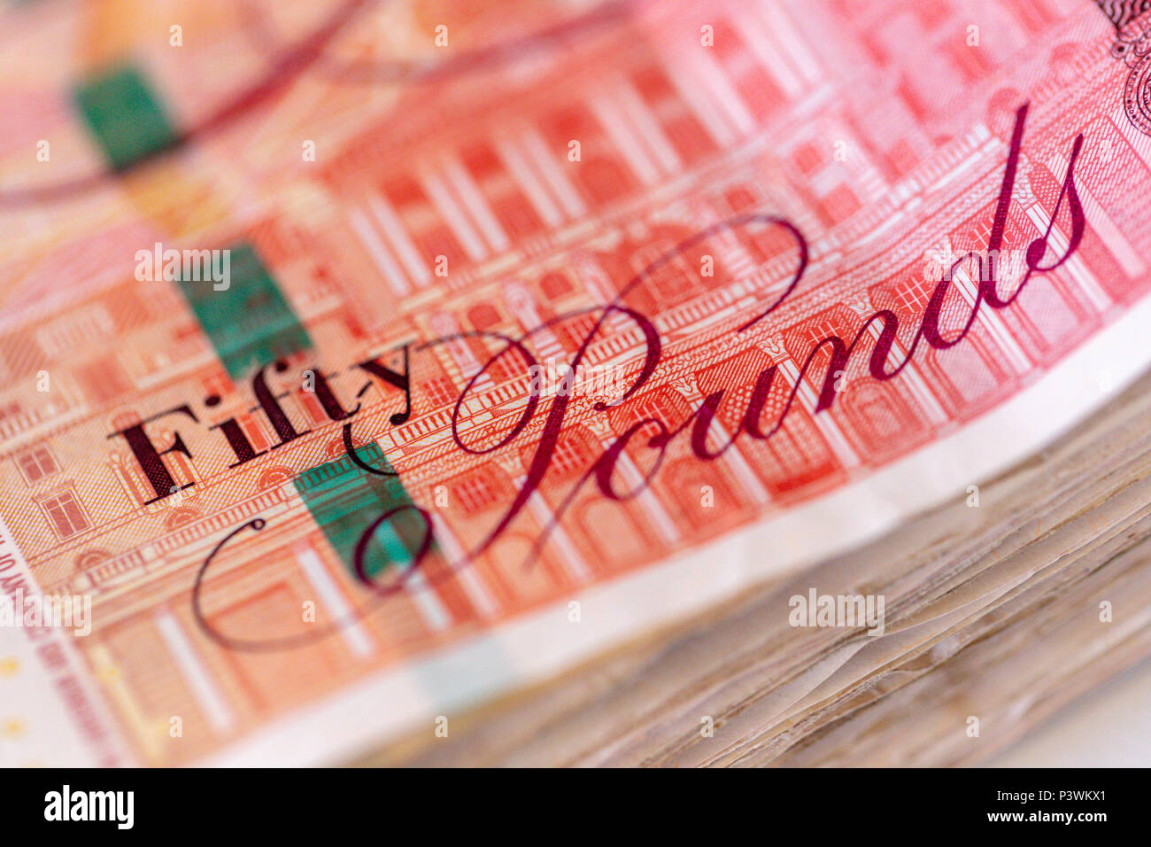 Arrière-plan d'un grand tas de utilisé cinquante UK Pound sterling billets de banque Banque D'Images
