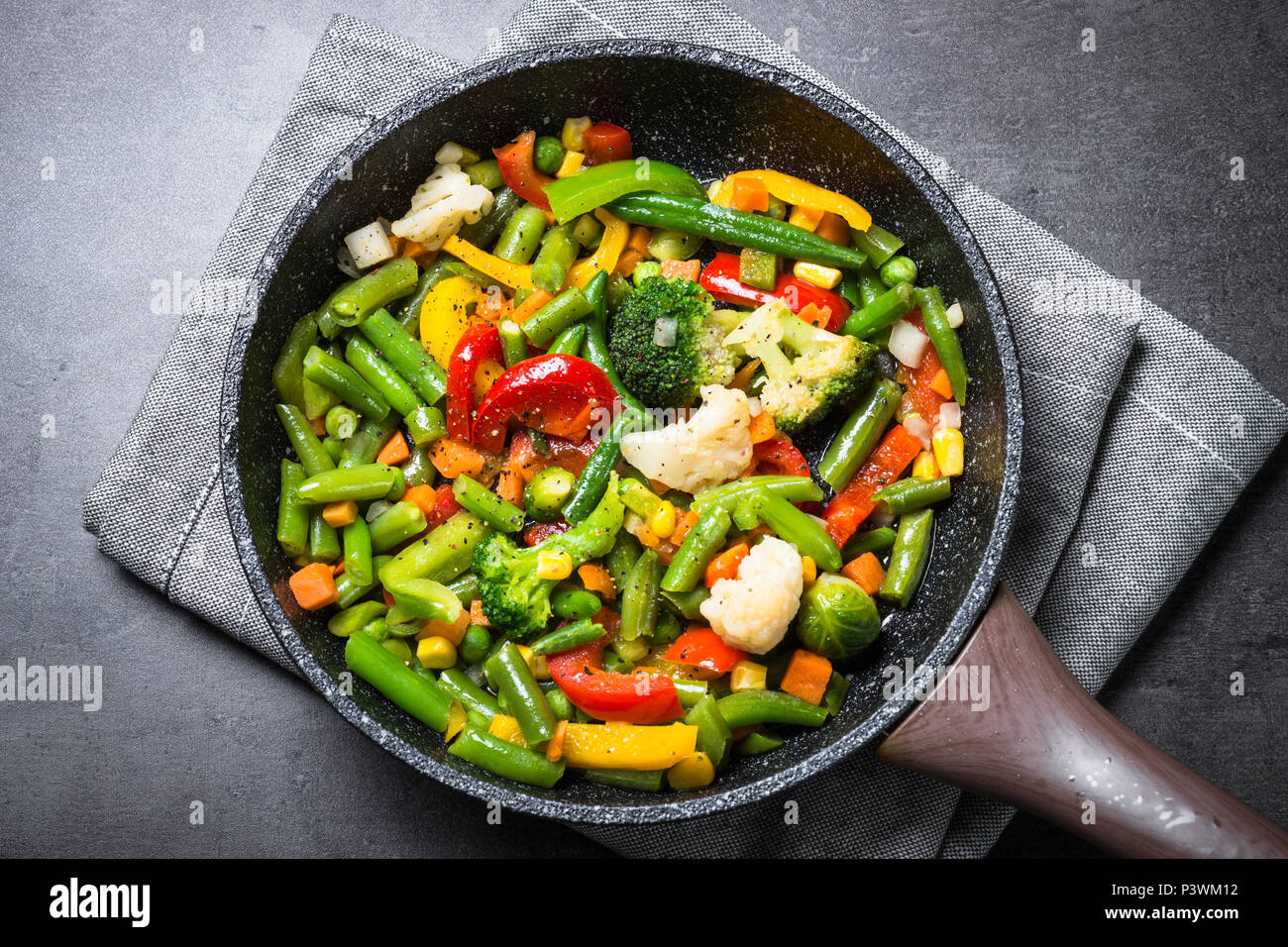 Faire revenir les légumes dans le wok sur le tableau noir. La nourriture  végétalienne saine. Plat à faible teneur en calories. Vue d'en haut Photo  Stock - Alamy