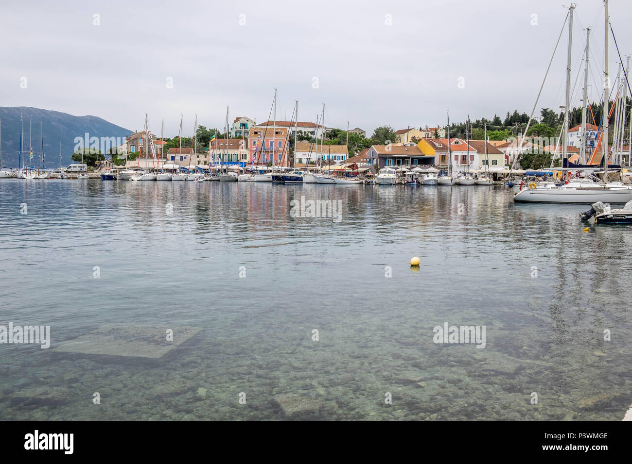 Vue sur le port d'Fiskado en Grèce montrant des bateaux à voile. Banque D'Images