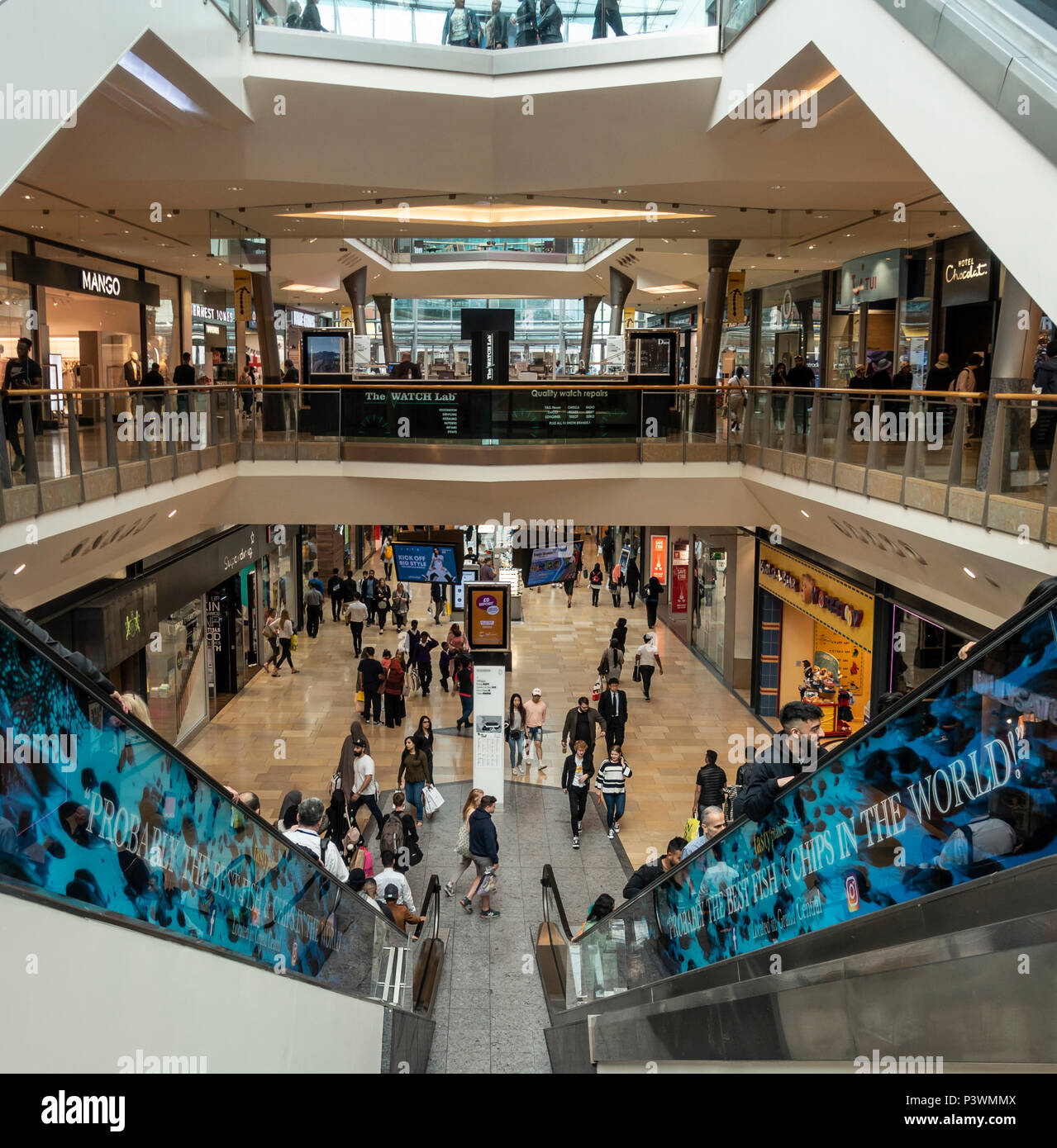 Boutiques et clients dans le centre commercial Bullring dans le centre-ville de Birmingham, West Midlands, England, UK Banque D'Images