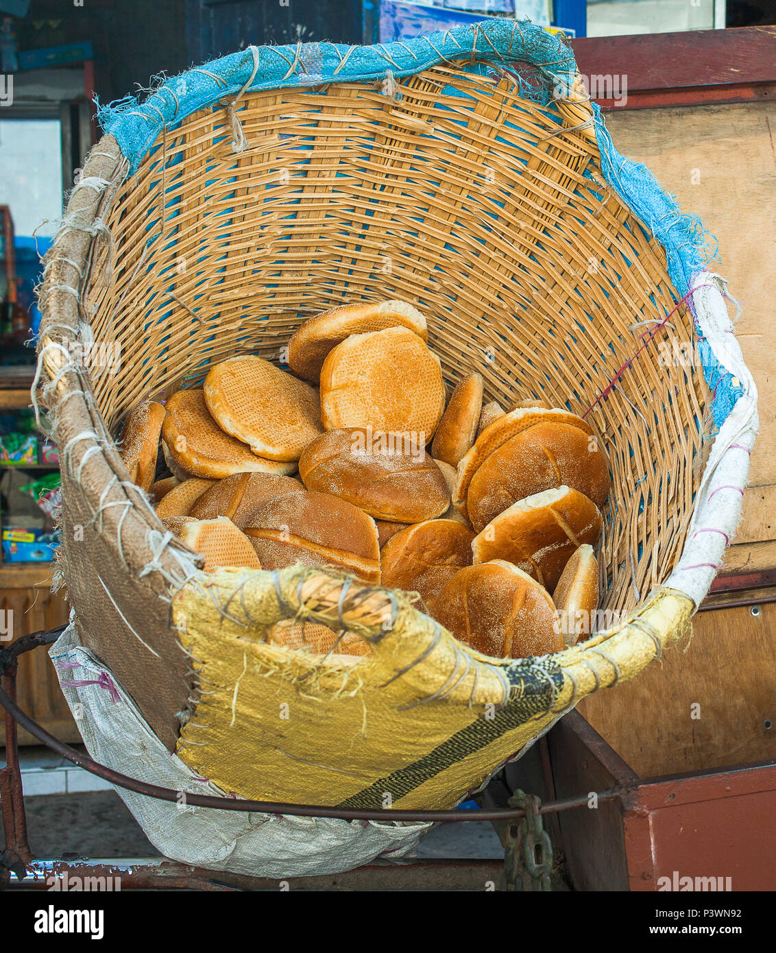 Corbeille à pain arabe frais Banque de photographies et d'images à haute  résolution - Alamy