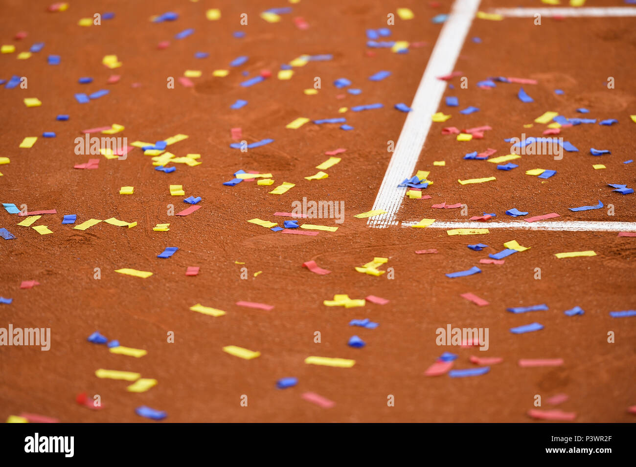 Voir les détails de confettis sur un cour de tennis en terre battue Banque D'Images
