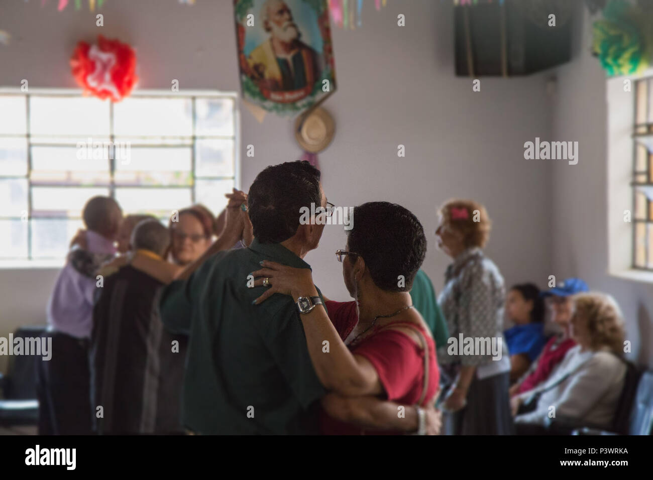 SÃO PAULO, SP - 14.05.2016 : BAILE MELHOR Idade na - foto pessoas na idade dançando terceira, fotografados neste samedi (14). (Foto : Jales Valquer Fotoarena /) Banque D'Images