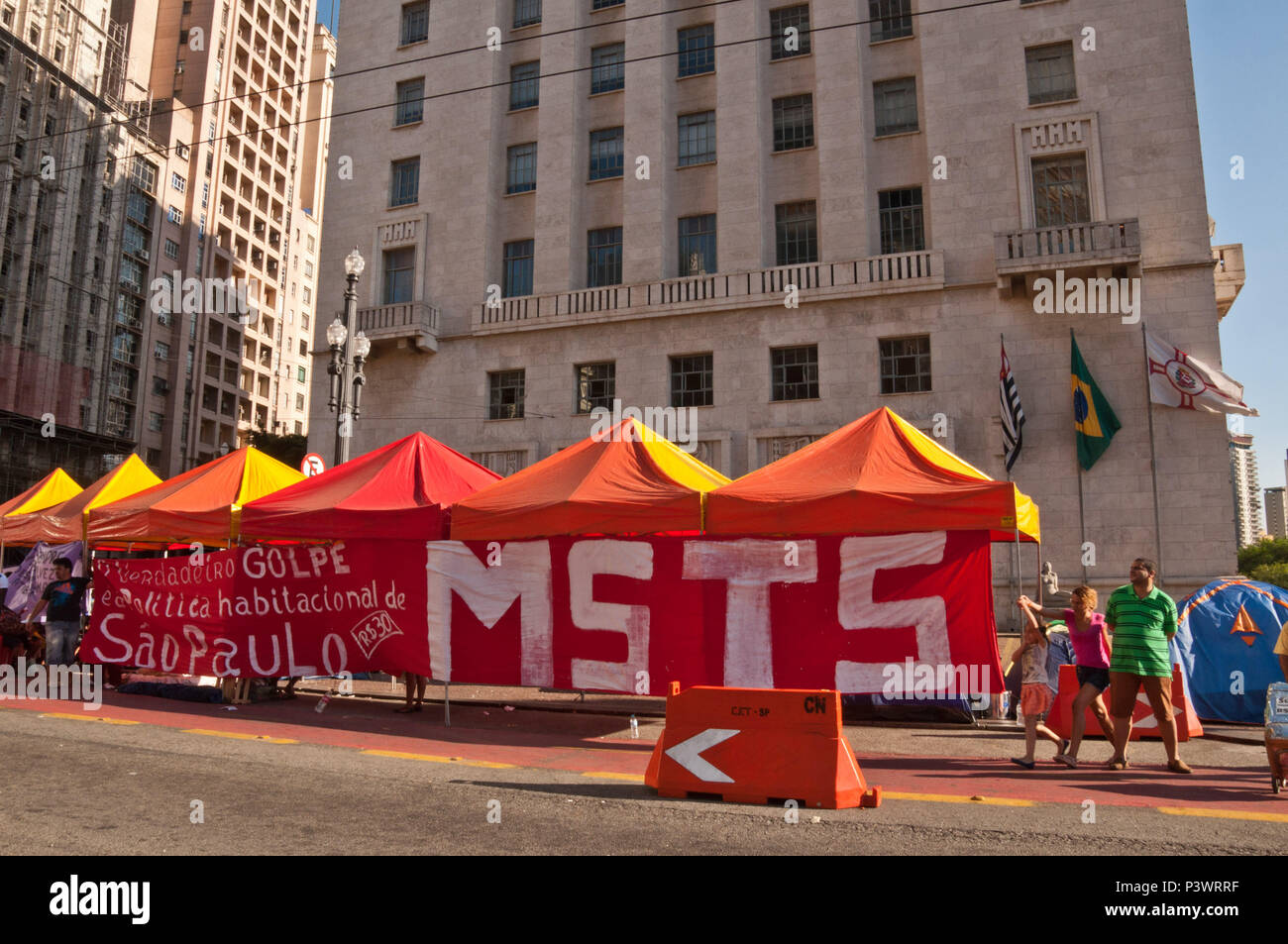 SÃO PAULO, SP - 17.04.2016 : DO ACAMPAMENTO MSTS - Acampamento de manifestantes n'MSTS (Movimento Sem Teto de São Paulo diante da sede da Prefeitura da Cidade de São Paulo. (Foto : Daniela Maria / Fotoarena) Banque D'Images