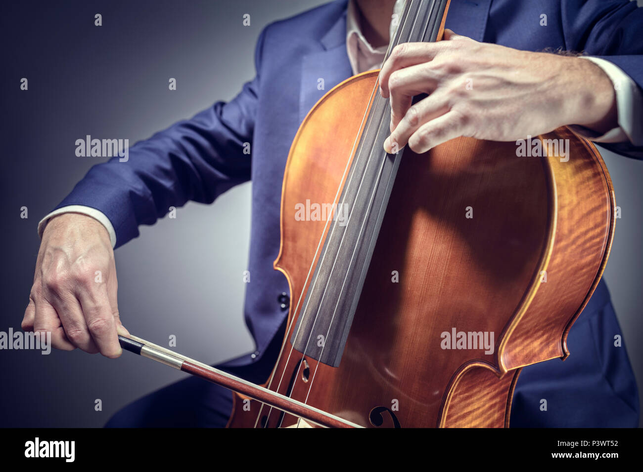 Joueur de violoncelle violoncelliste ou l'exécution dans un orchestre isolé Banque D'Images