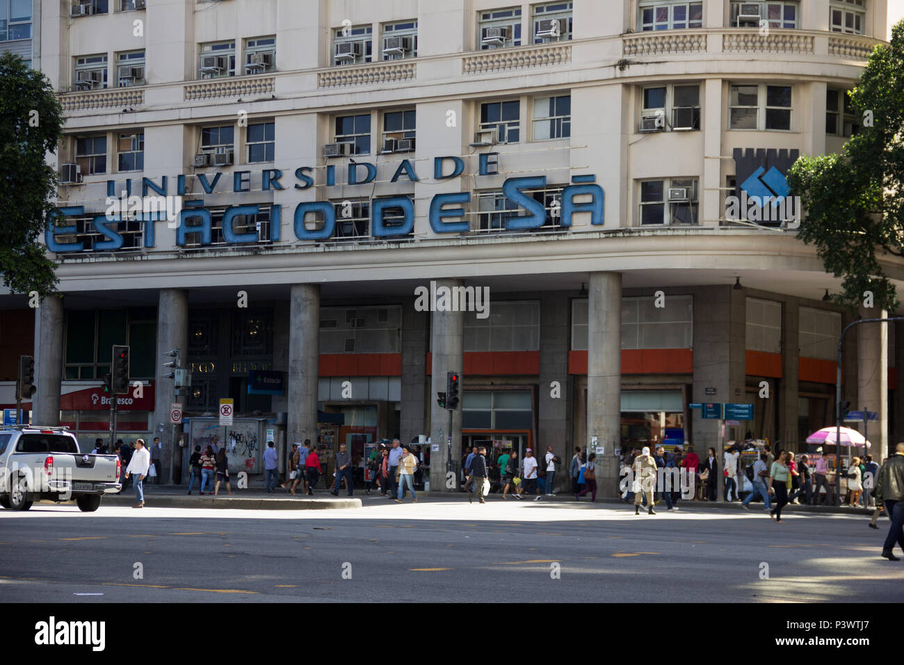 RIO DE JANEIRO, RJ - 15.06.2016 : FACHADA DA UNIVERSIDADE Estácio de Sá - Vista do prédio da Universidade Estácio de Sá na Avenida Presidente Vargas, aucun Centro do Rio. (Foto : Luiz Souza / Fotoarena) Banque D'Images
