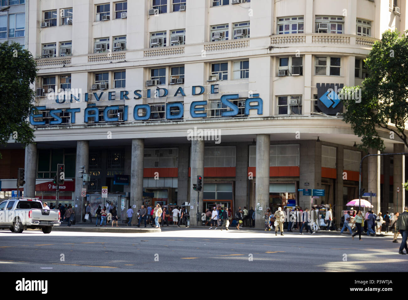RIO DE JANEIRO, RJ - 15.06.2016 : FACHADA DA UNIVERSIDADE Estácio de Sá - Vista do prédio da Universidade Estácio de Sá na Avenida Presidente Vargas, aucun Centro do Rio. (Foto : Luiz Souza / Fotoarena) Banque D'Images