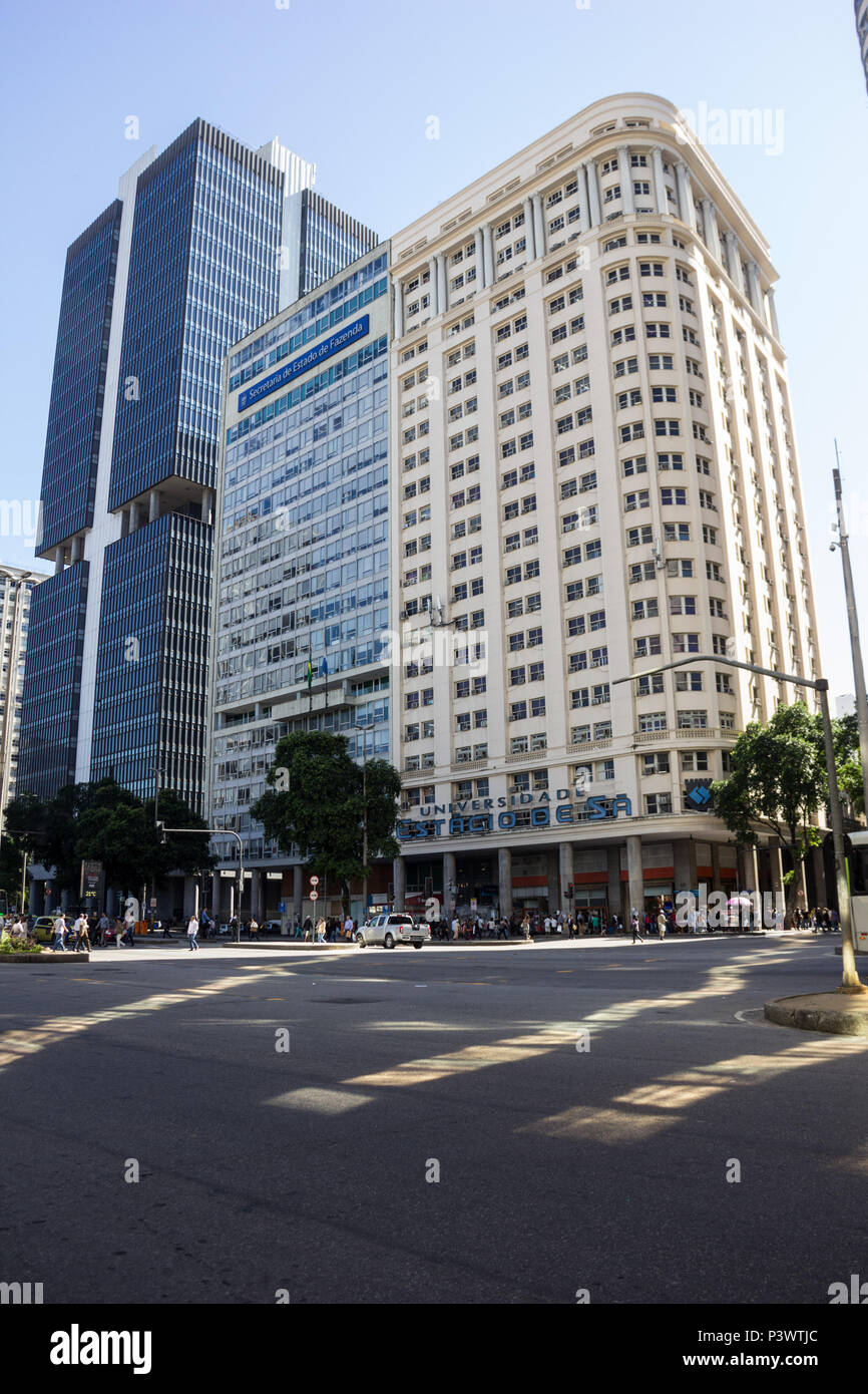 RIO DE JANEIRO, RJ - 15.06.2016 : FACHADA DA UNIVERSIDADE Estácio de Sá - Vista do prédio da Universidade Estácio de Sá na Avenida Presidente Vargas, aucun Centro do Rio. (Foto : Luiz Souza / Fotoarena) Banque D'Images