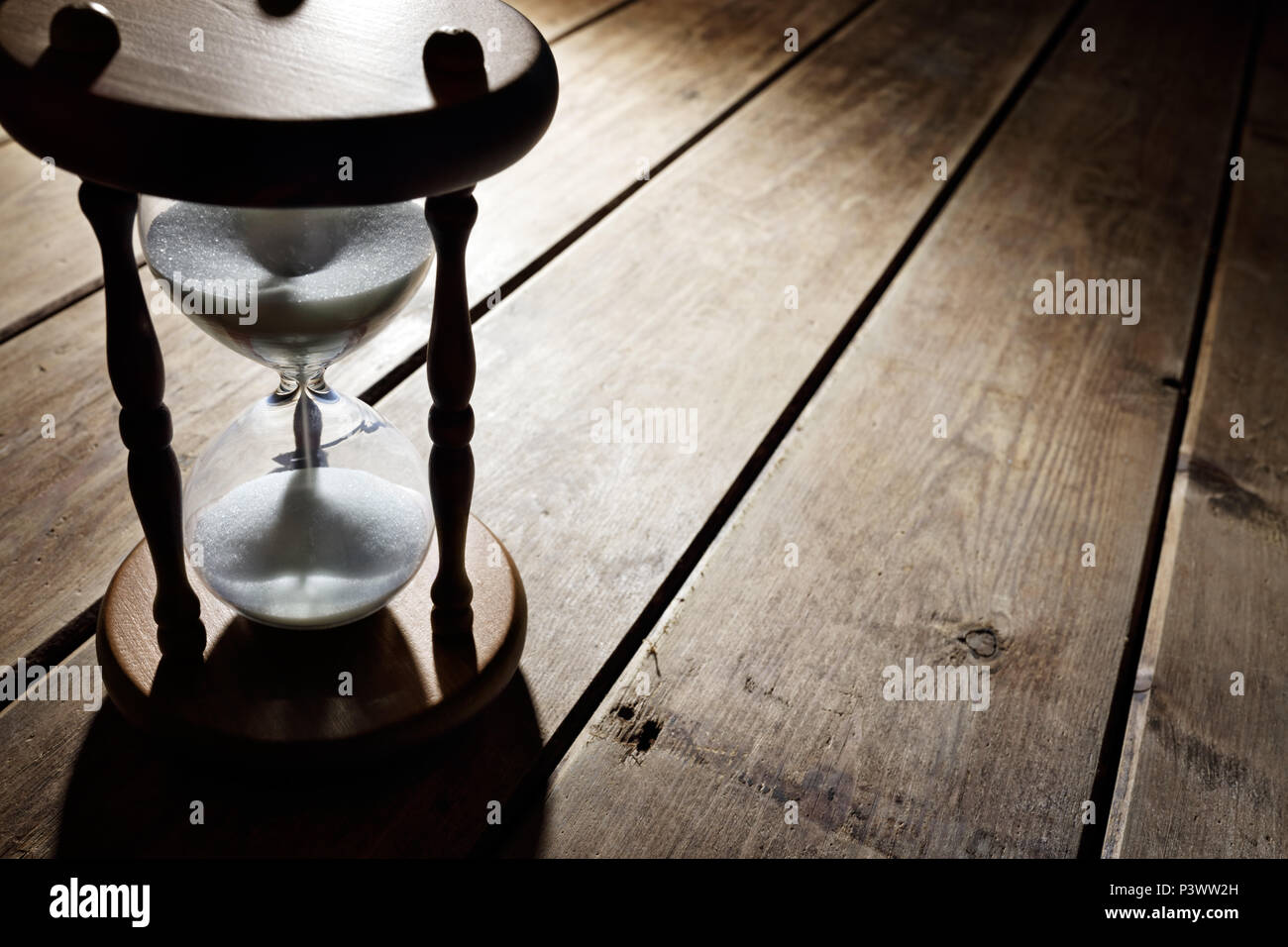 Hourglass le temps qui passe pour l'entreprise concept date limite, d'urgence et à court de temps Banque D'Images