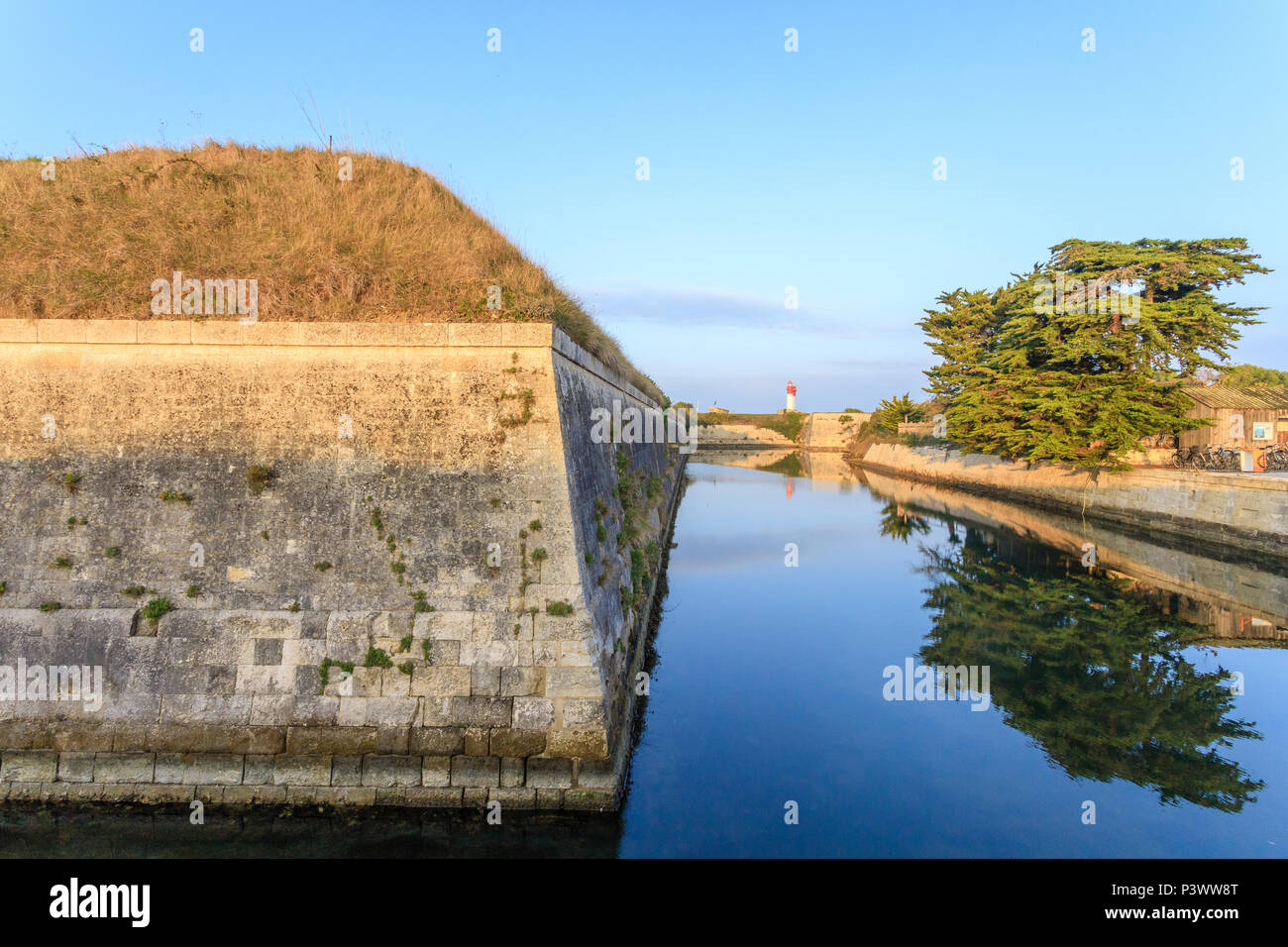 France, Charente Maritime, Ile d'Aix, le village fortifié de l'île d'Aix conçue par Vauban, douves du Fort de la Rade // France, Charente-Maritime Banque D'Images