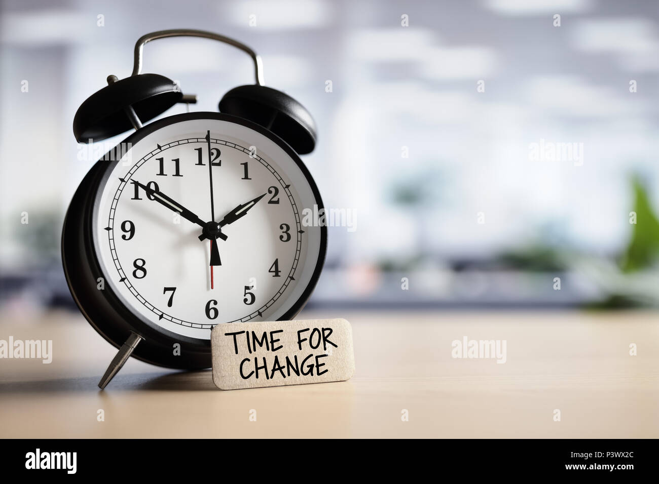 L'heure du changement ou de l'action message concept avec réveil sur desk in office Banque D'Images