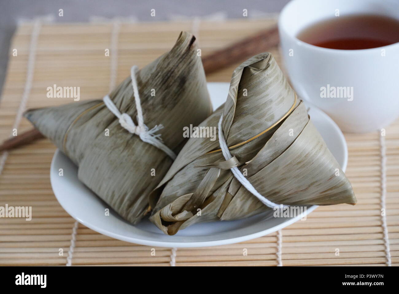 Deux sticky rice dumpling pour chinois traditionnel. Banque D'Images