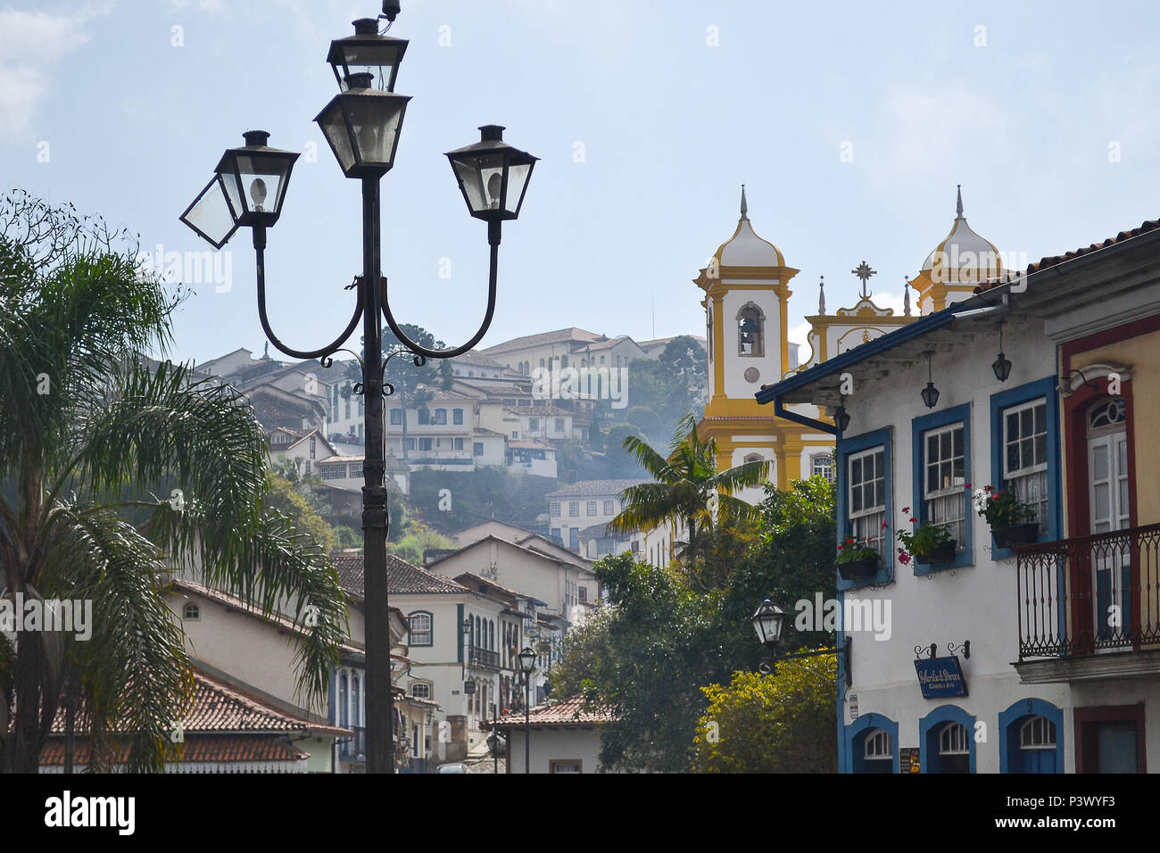 Luminária de poste público em rua de Ouro Preto. Banque D'Images