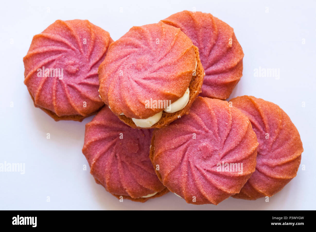 M&S & Framboise saveur Prosecco crèmes viennois isolé sur fond blanc - toutes les framboises beurre biscuits remplis d'une crème saveur prosecco Banque D'Images