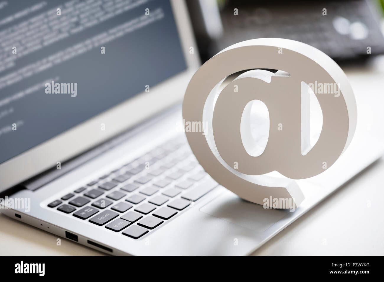 Symbole e-mail le laptop computer concept pour l'internet, contactez-nous et votre adresse e-mail Banque D'Images