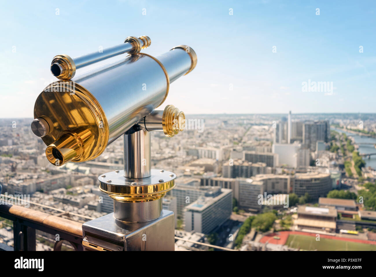 Coin operated touristiques télescope sur Tour Eiffel Paris Banque D'Images