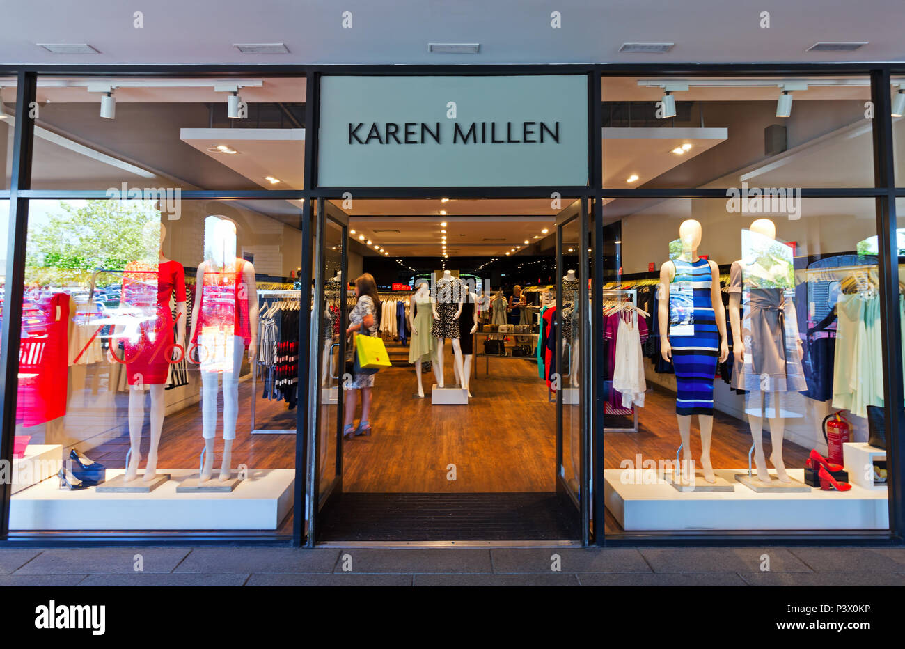 Façade de l'atelier de Karen Millen magasin au Cheshire Oaks Designer Outlet, Cheshire Ellesmere Port. Banque D'Images