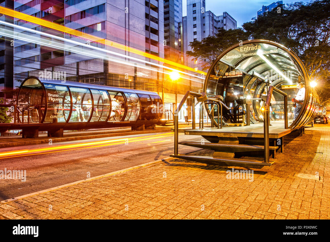 Estação tubo de ônibus, pontos de parada de ônibus em forma de Tubo da Rede Integrada de Transporte da Grande Curitiba (PR). Banque D'Images