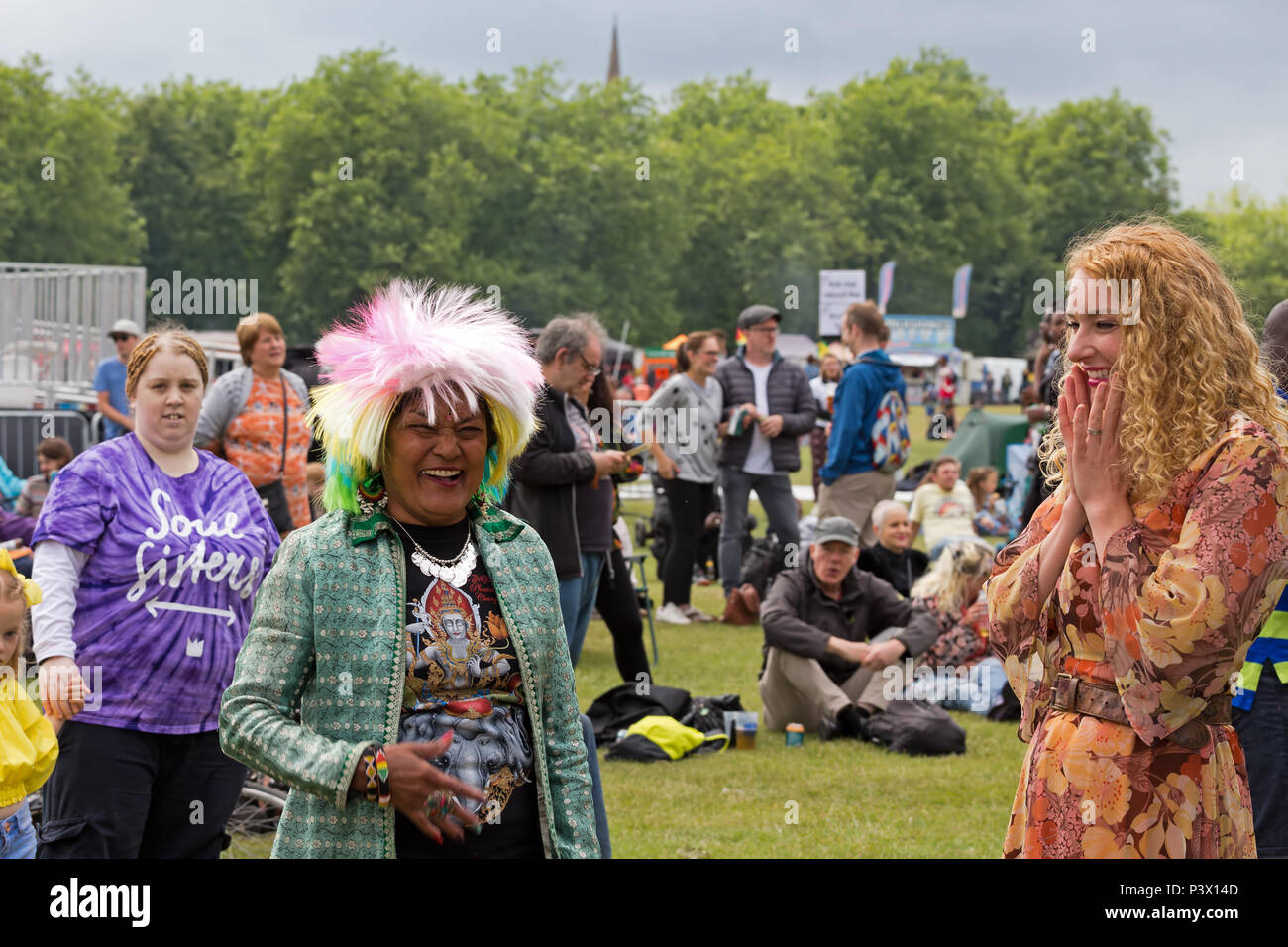 Femme portant une perruque fantaisies appréciant la musique sur le premier jour de la fête de la musique en Afrique de l'Oye Sefton Park Liverpool en 2018. Banque D'Images