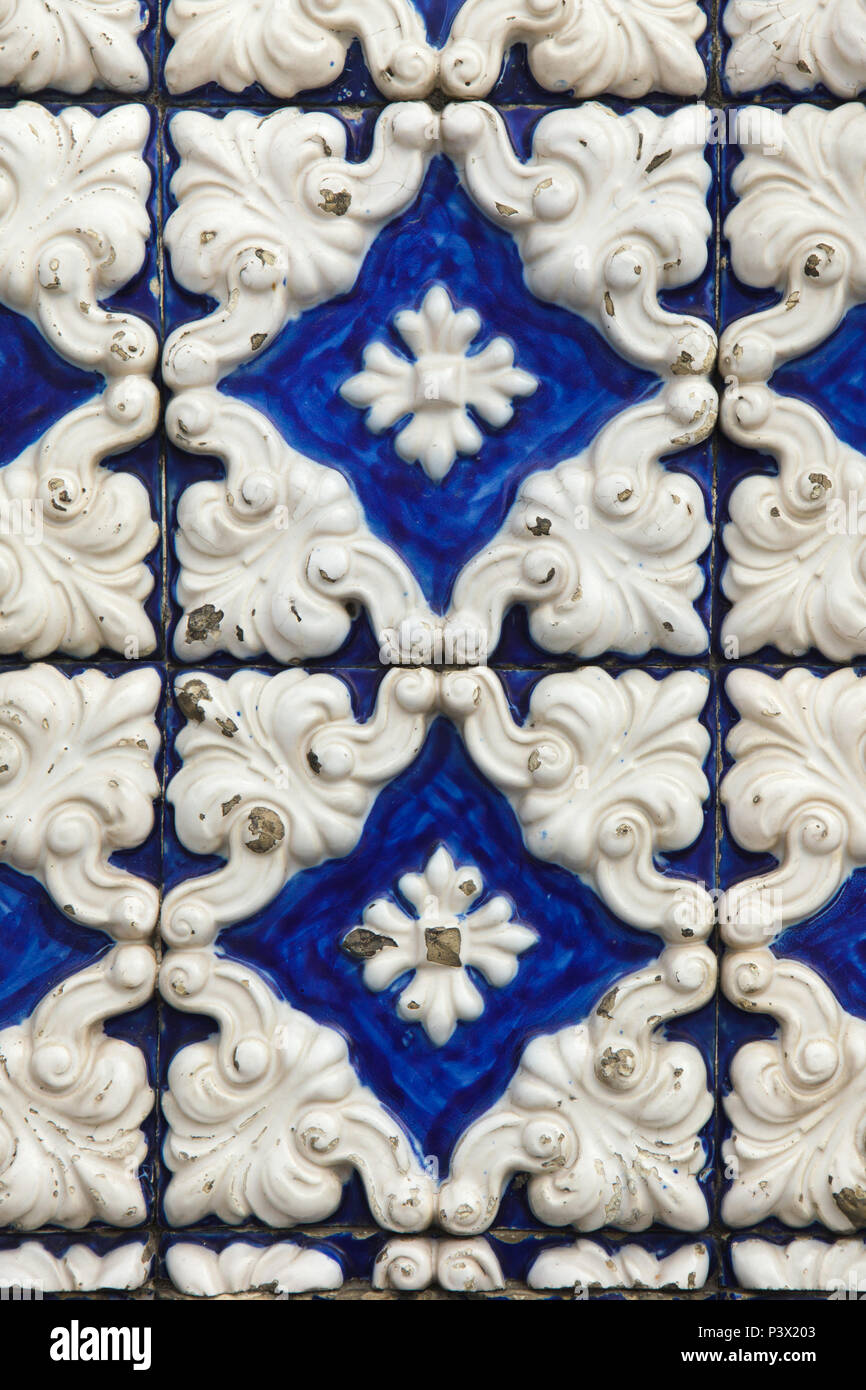 Tuiles azulejo portugais traditionnels sur l'immeuble à Porto, Portugal. La texture de fond. Banque D'Images