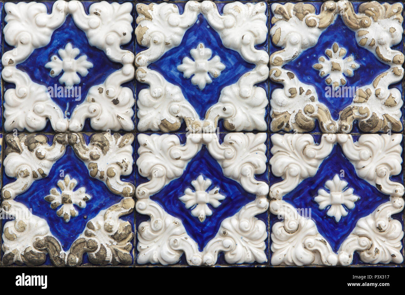 Tuiles azulejo portugais traditionnels sur l'immeuble à Porto, Portugal. La texture de fond. Banque D'Images