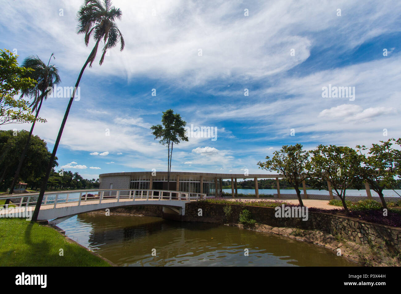 Xxxxxxxx da Casa do Baile. Situada numa pequena ilha ligada artificiel por uma ponte de concreto à orla, Casa do Baile, que faz parte do Conjunto Arquitetônico da Pampulha, foi projetada pelo arquiteto Oscar Niemeyer e hoje funciona como um Centro de referência de Urbanismo, Arquitetura e do Design, ligado à Fundação Municipal de Cultura. O Conjunto Arquitetônico da Pampulha foi reconhecido como Patrimônio Cultural da Humanidade, localizado na Lagoa da Pampulha, em Belo Horizonte, MG. Banque D'Images